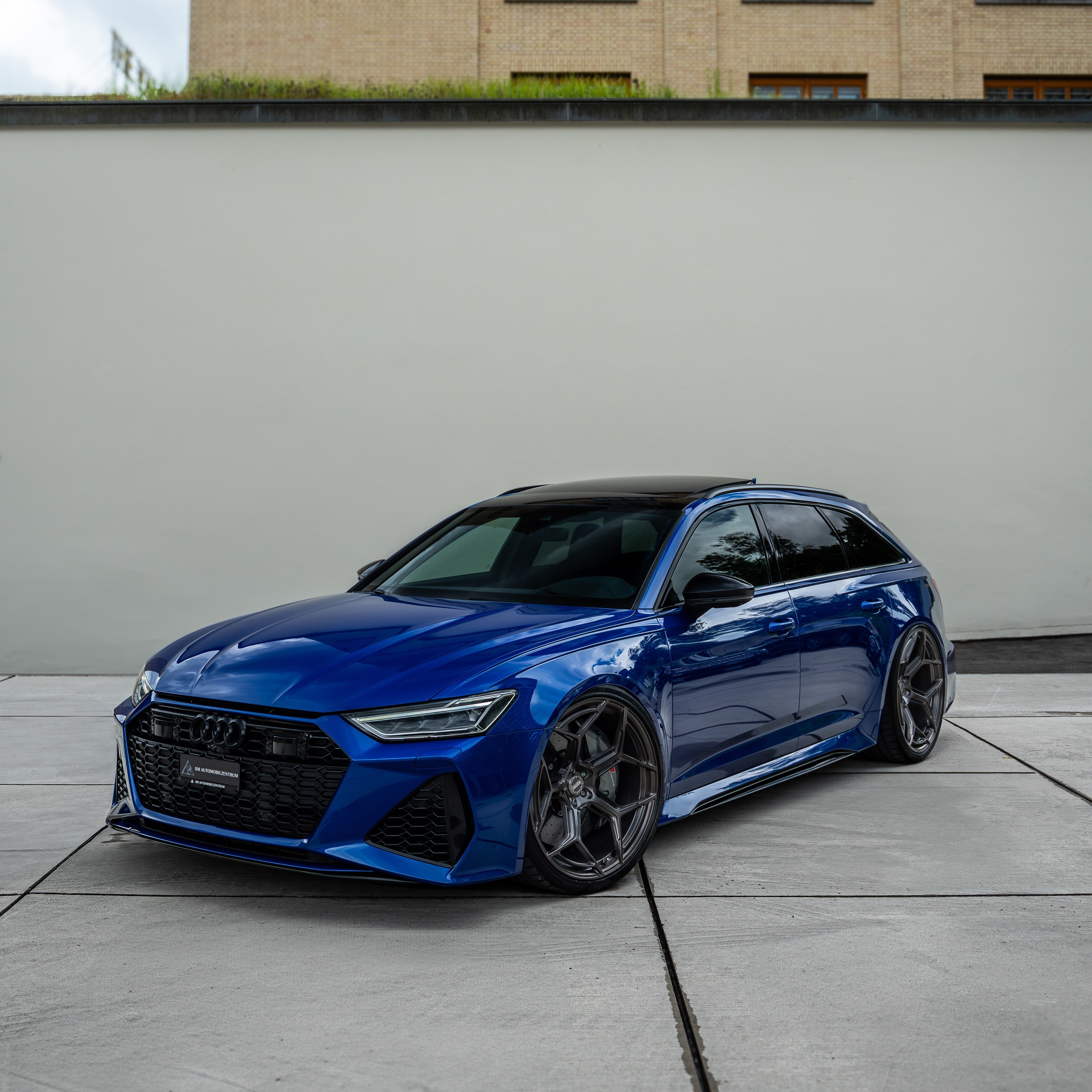 Front view of Audi RS6 (C8 ) fitted with Radi8 R804.C wheels in Brushed Tinted Clearcoat. | Audi Felgen