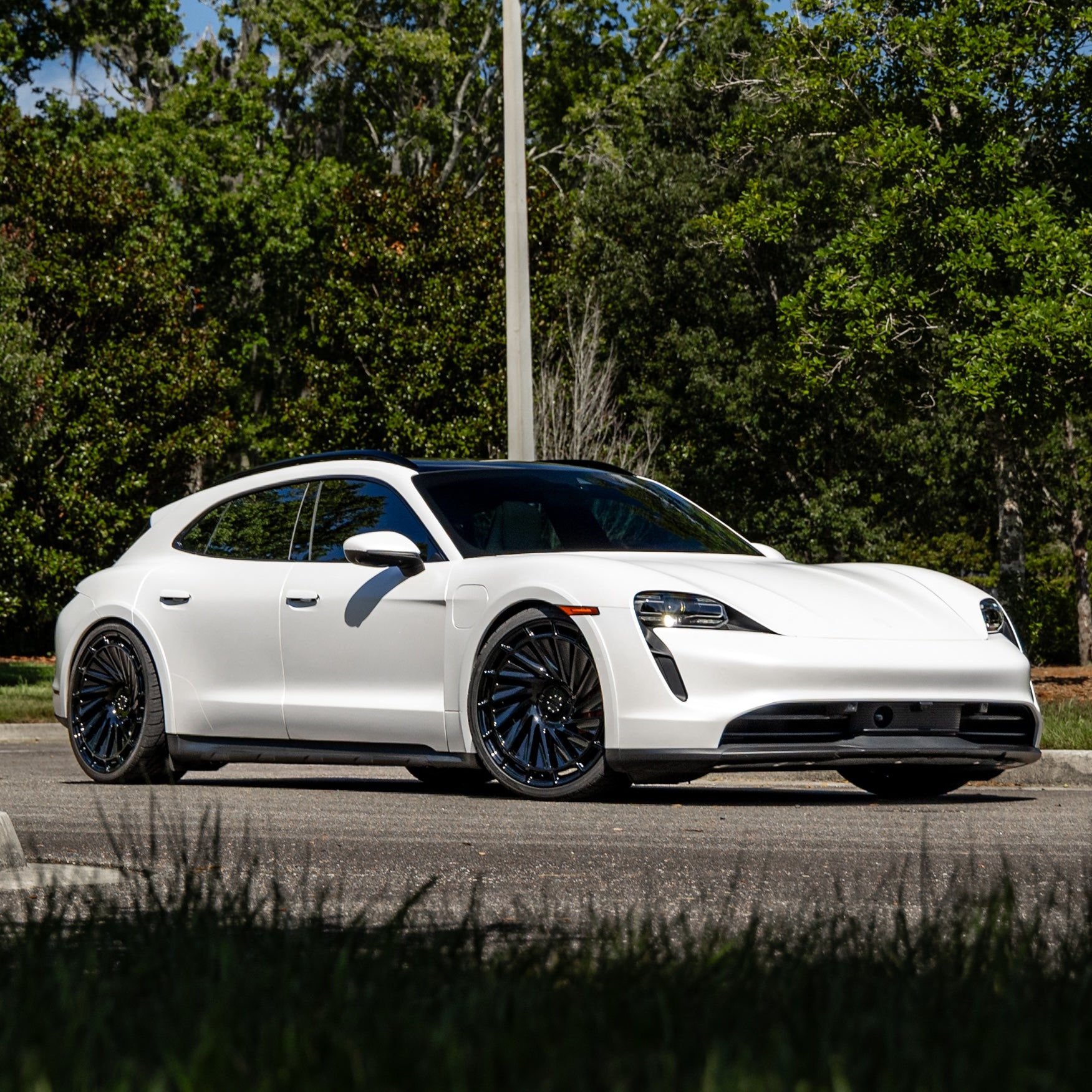 Front view of Porsche Taycan (Sport Turismo GTS (Turbo)) fitted with Radi8 R807 wheels in Black Gloss. | Porsche Felgen