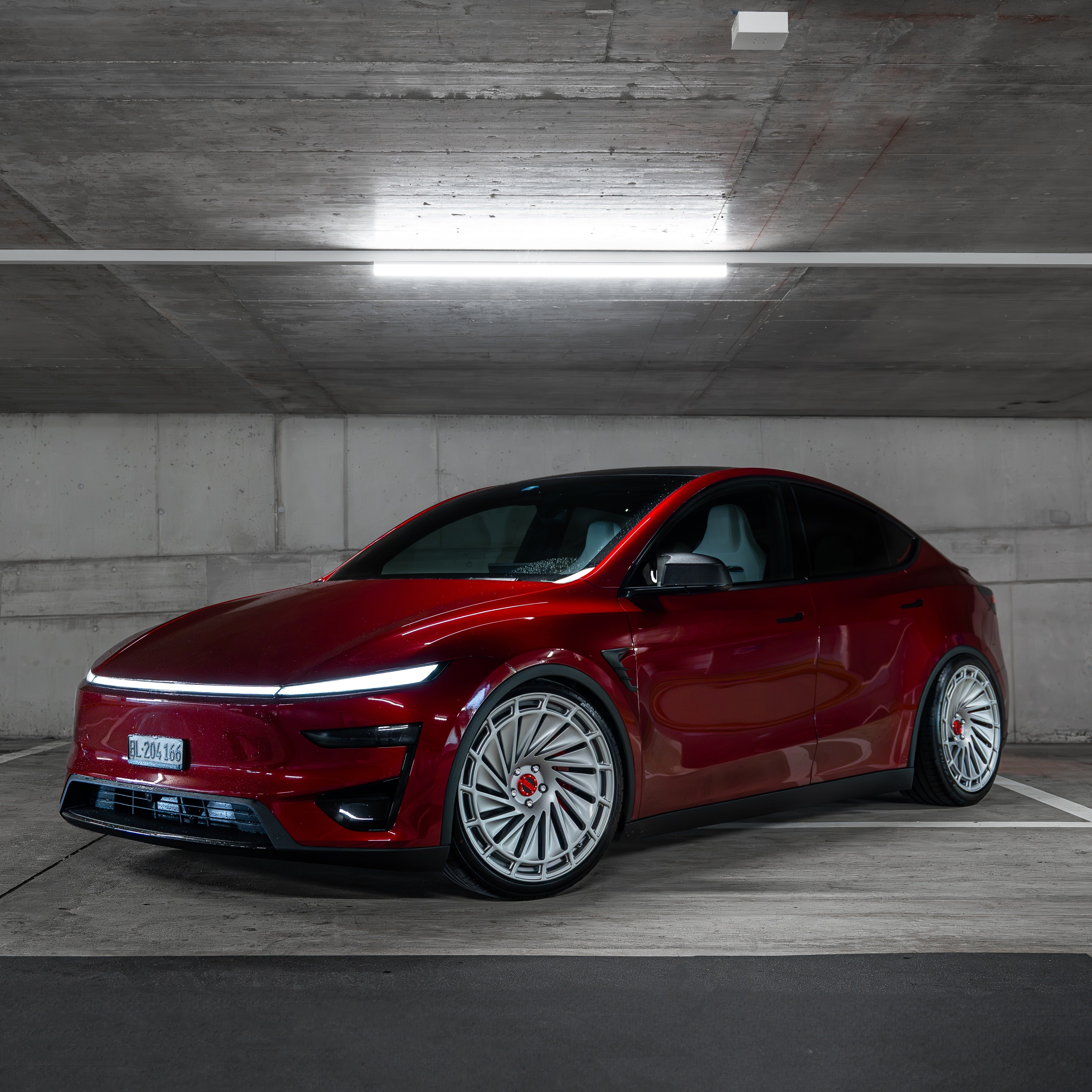 Front view of Tesla Model Y (Performance) fitted with Radi8 R807 wheels in Silver Satin. | Tesla Felgen