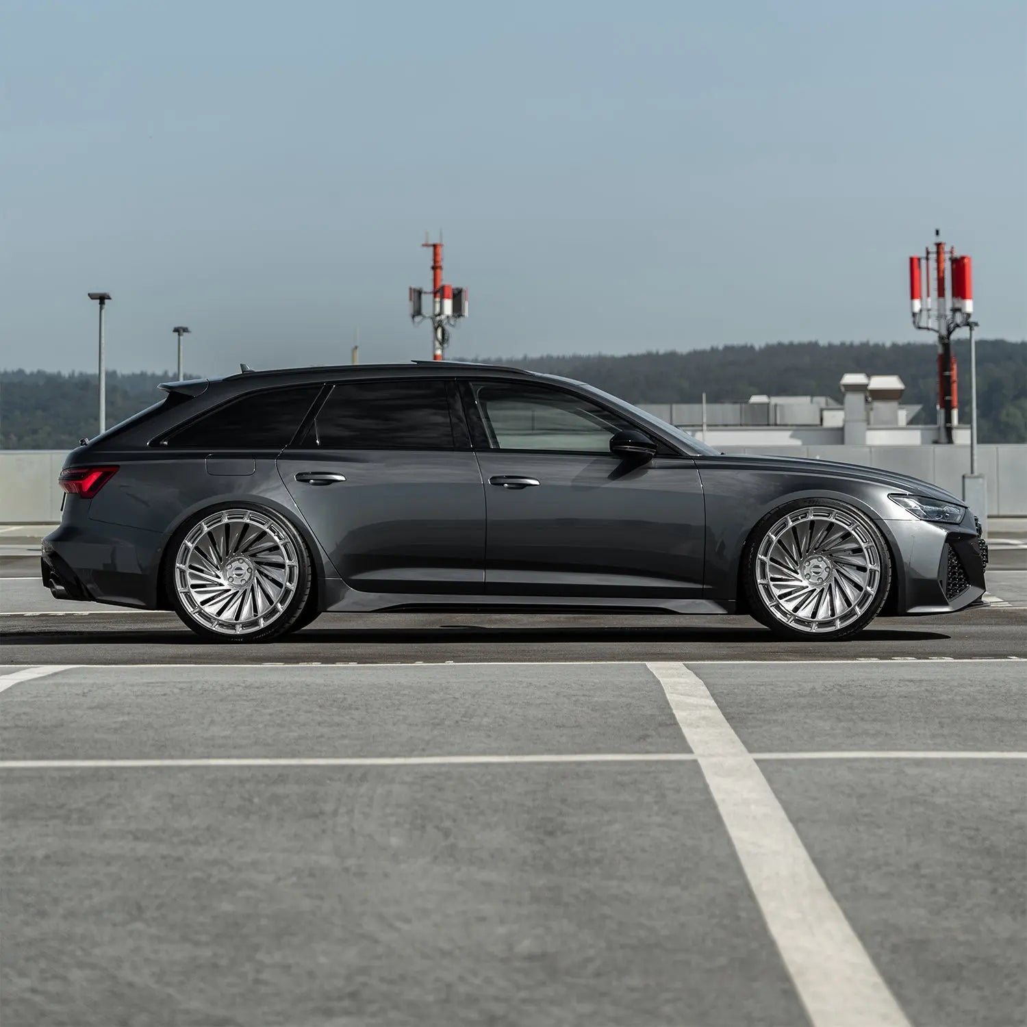 Audi RS6 C8 side stance with Radi8 R807 23 inch forged wheels – premium silver finish