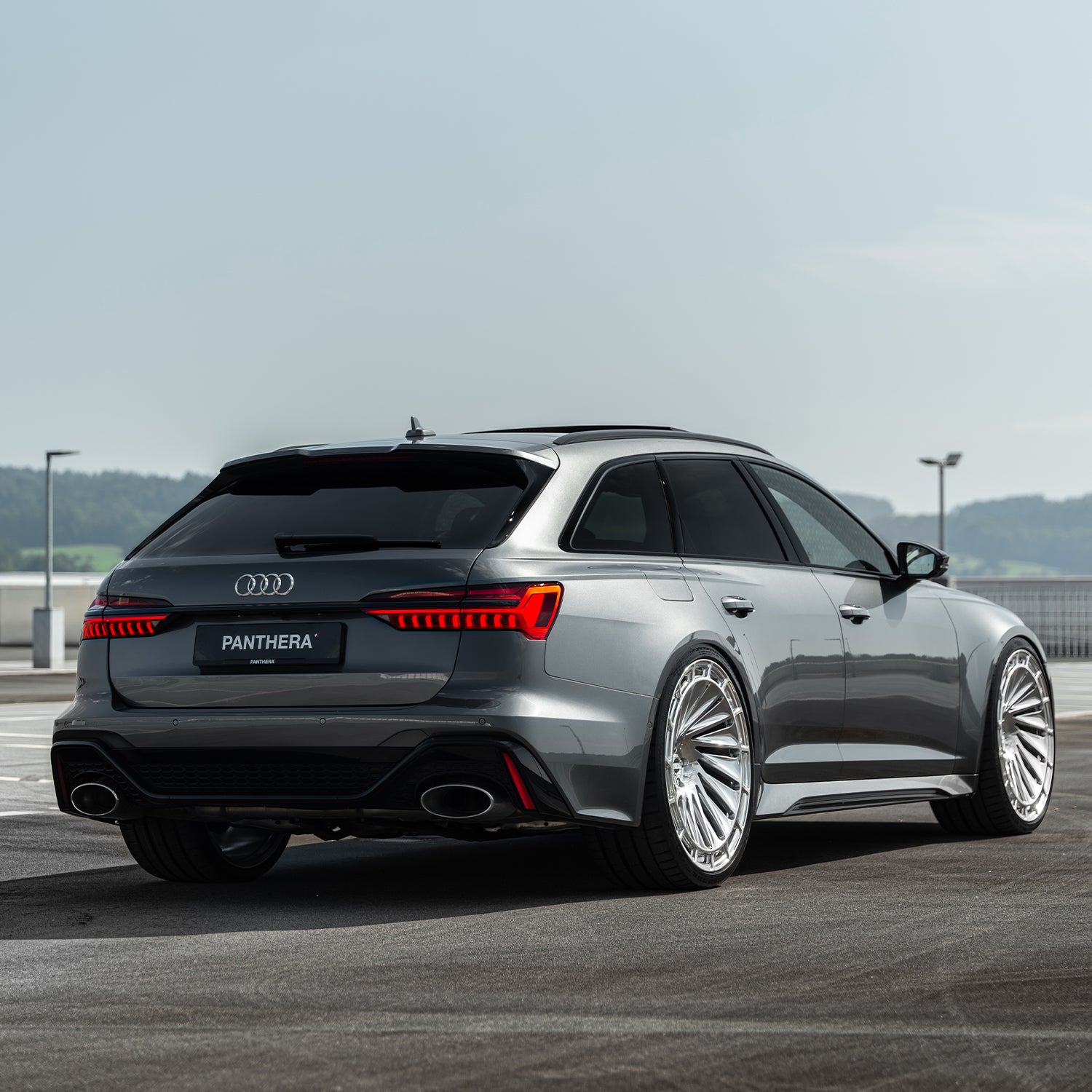 Audi RS6 C8 side profile on Radi8 R808 23 inch forged rims – perfect stance and fitment