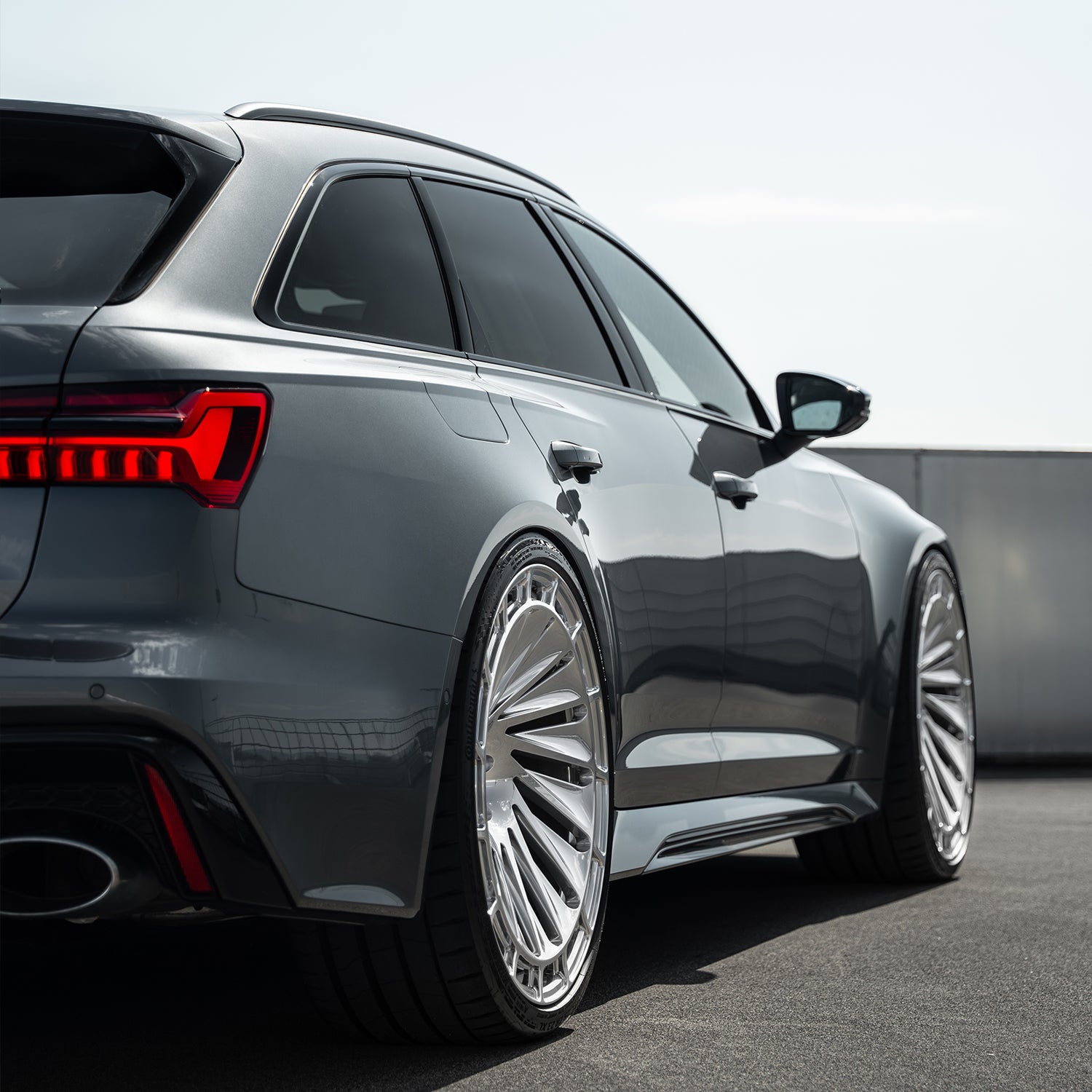 Audi RS6 C8 parked showcase – Radi8 R808 forged wheels 23 inch, flush fitment