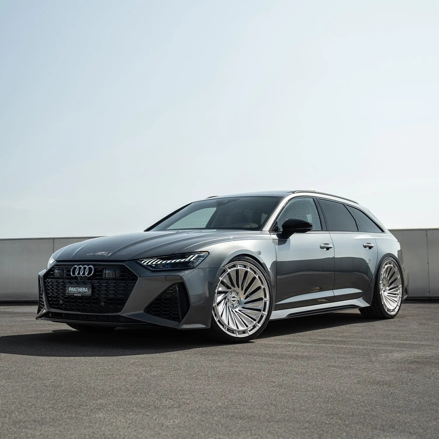 Audi RS6 C8 detail shot – Radi8 R808 forged wheels 23 inch custom concave design