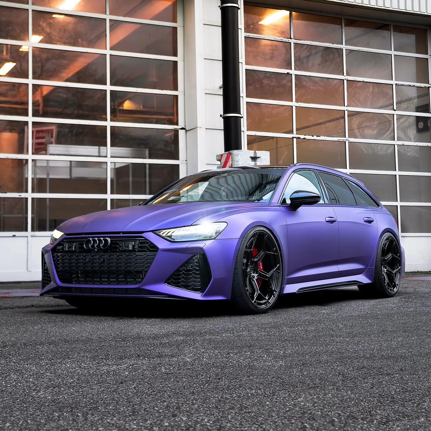 Front view of Audi RS6 (C8 ) fitted with Radi8 R804 wheels in Gloss Black. | Audi Felgen