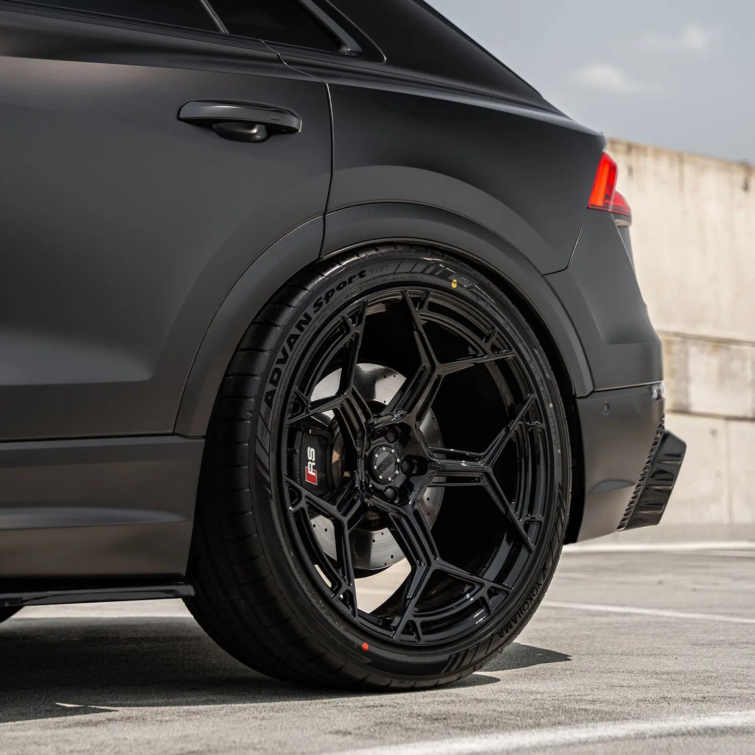 Audi RSQ8 4M Radi8 R804 Black 23 Zoll – Detailaufnahme der Hinterachse mit tiefem Fitment