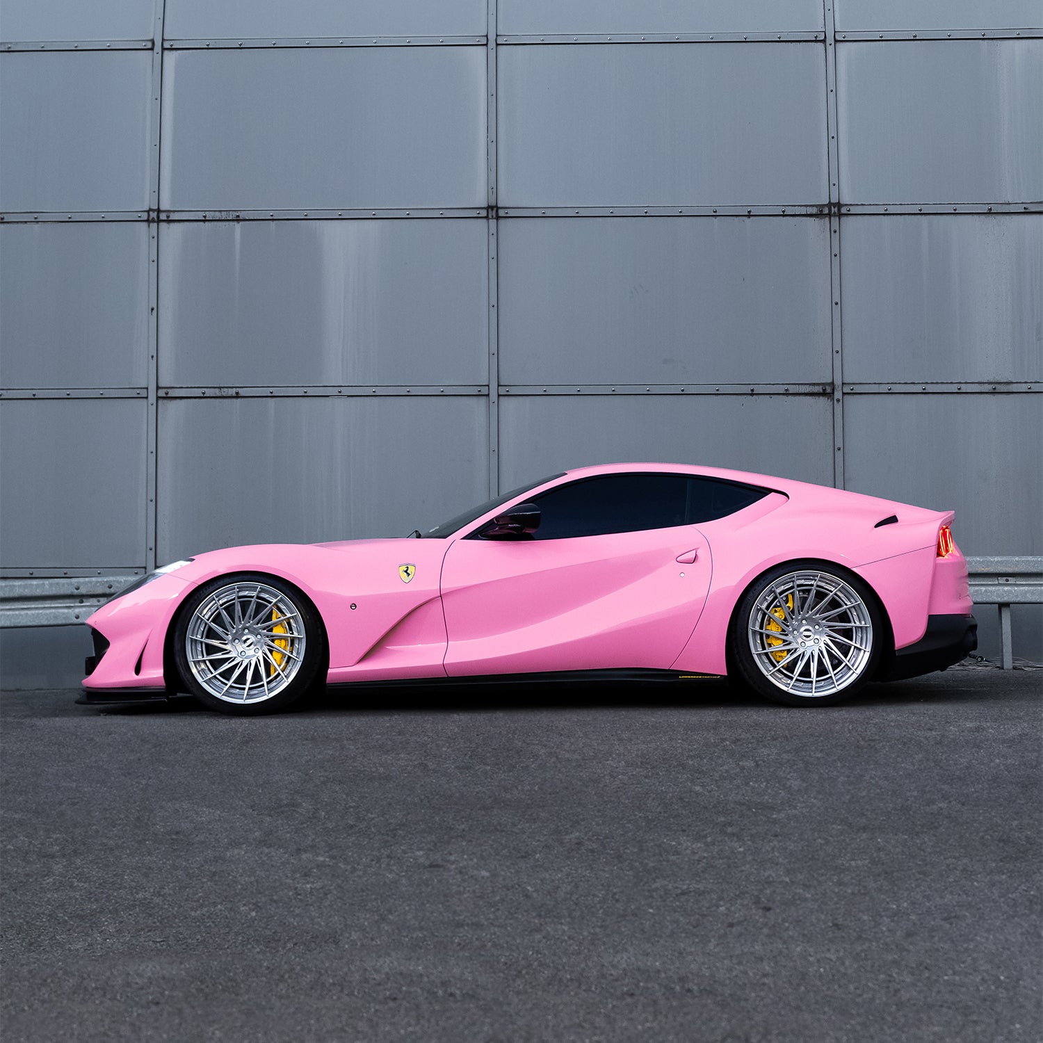 Ferrari 812 Superfast with Radi8 2-piece forged wheels – 23 inch silver rims front view