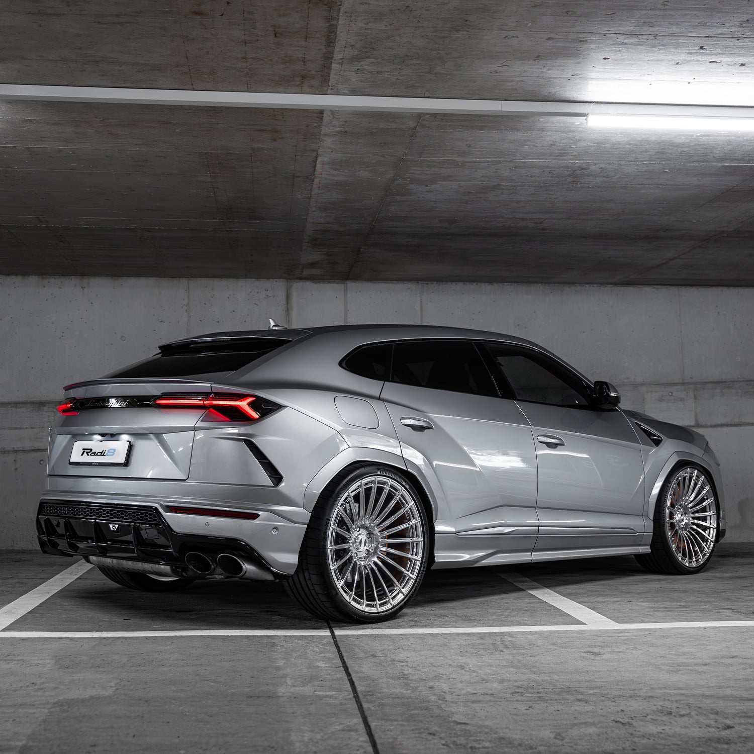 Side view Lamborghini Urus fitted with Radi8 R802 forged rims – perfect stance