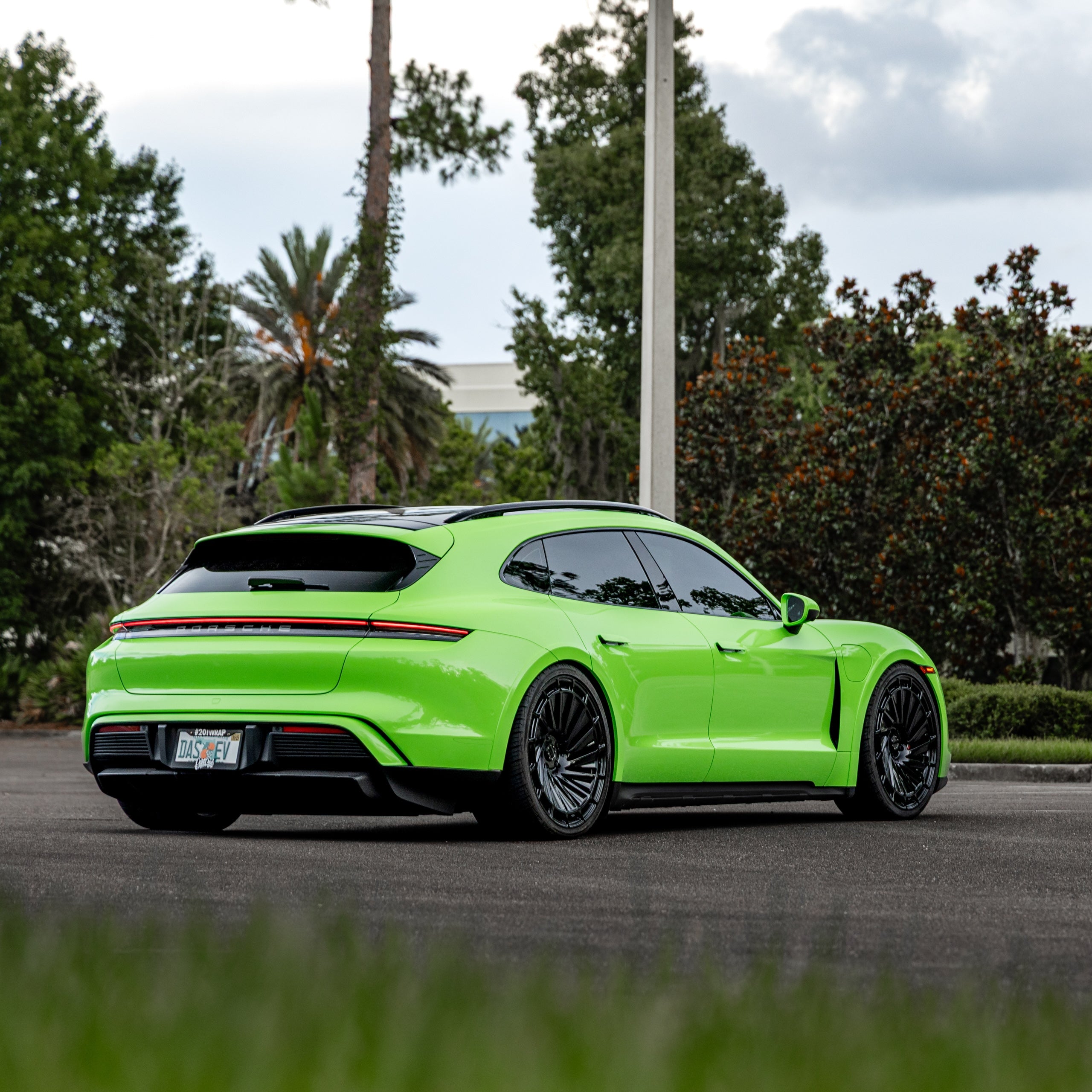 Side profile of Porsche Taycan showing the Staggered 22/22 inch setup with Radi8 R807 rims. | Taycan Alufelgen