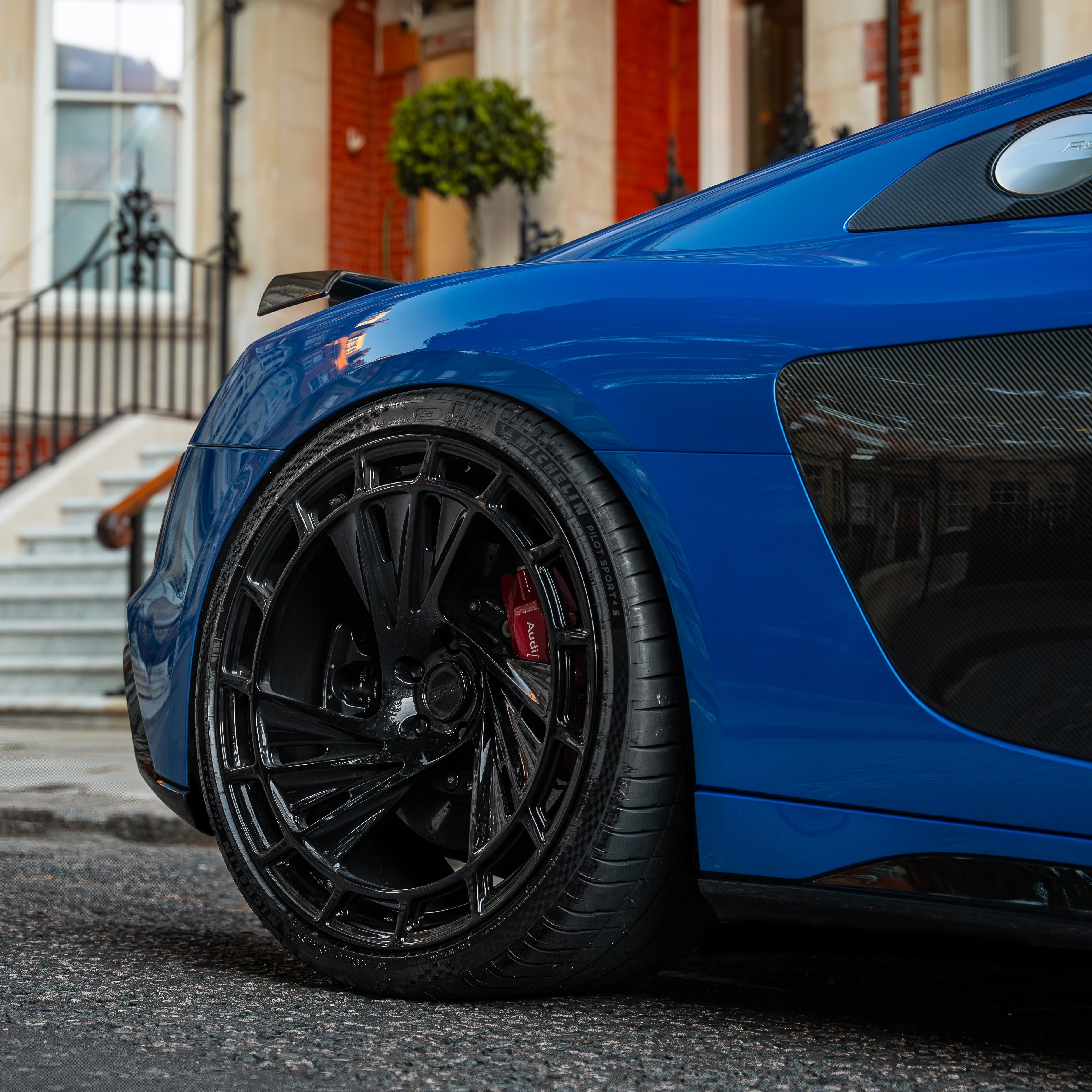 Side profile of Audi R8 showing the double-staggerd 21/22 inch setup with Radi8 R808 rims. | R8 Alufelgen