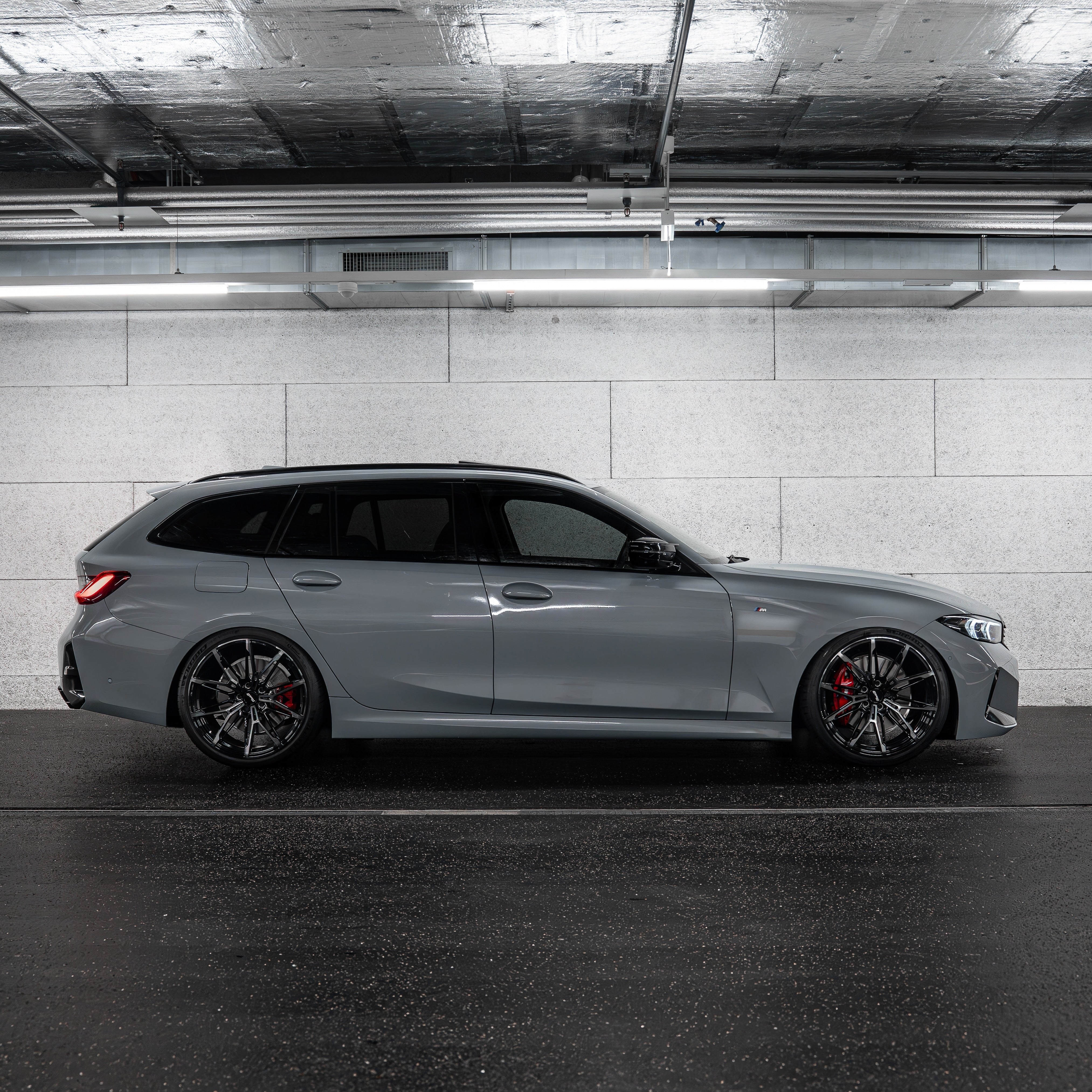 Side profile of BMW M340i showing the Staggered 20/20 inch setup with Radi8 R80B1 rims. | M340i Alufelgen