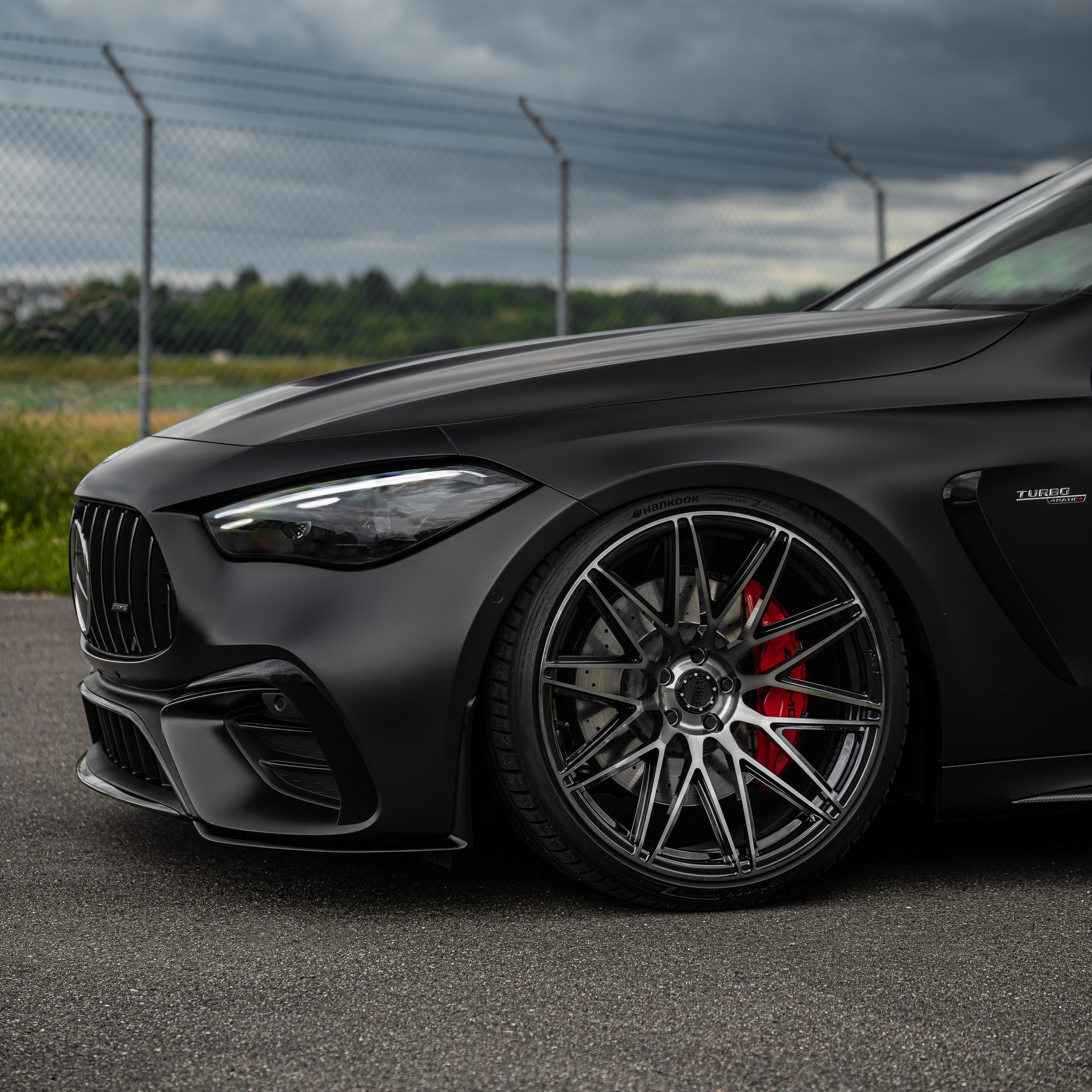 Side profile of Mercedes-benz CLE 53 AMG showing the Staggered 21/21 inch setup with Radi8 R80M1 rims. | CLE 53 AMG Alufelgen