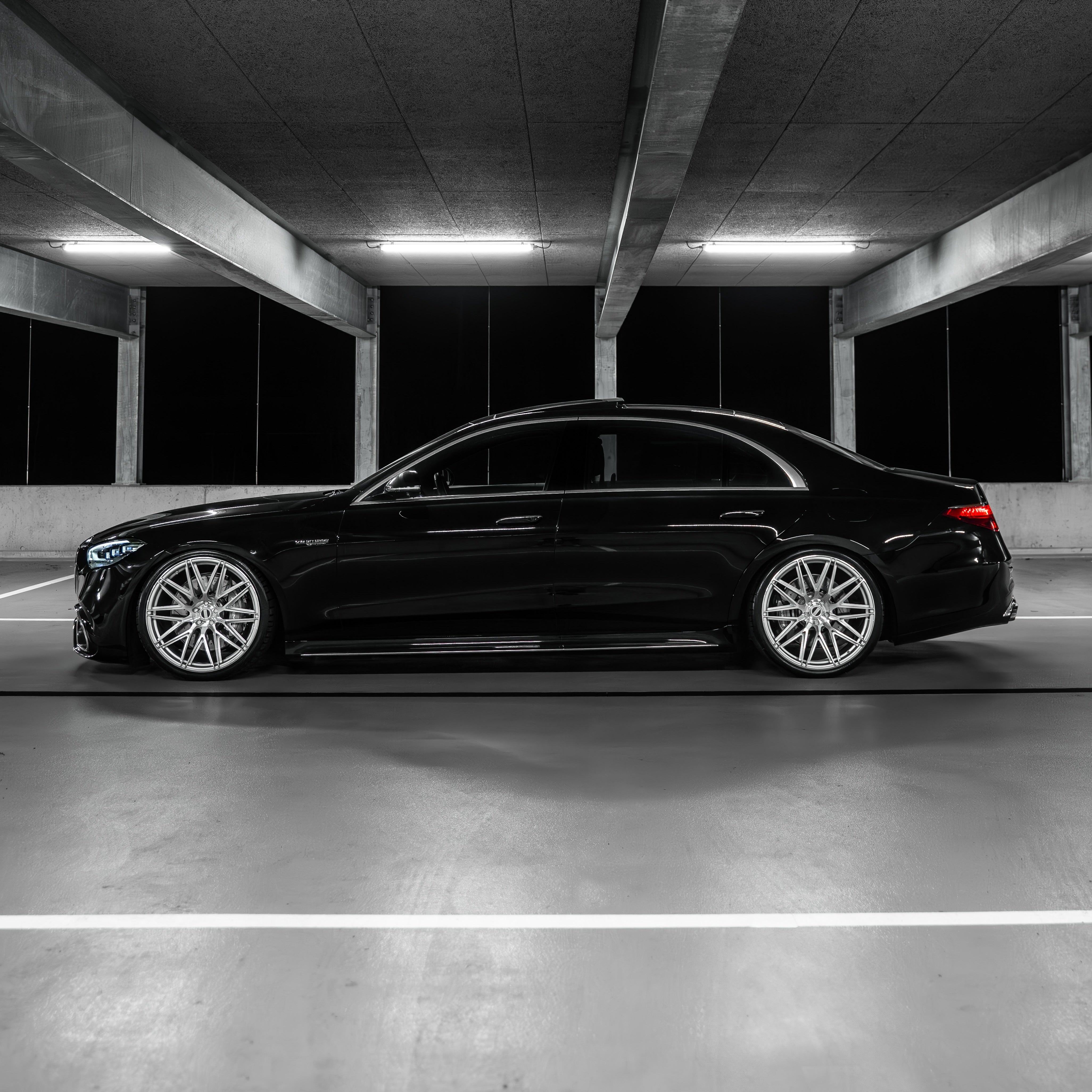 Side profile of Mercedes-benz S63 E performenc showing the Staggered 22/22 inch setup with Radi8 R80M1 rims. | S63 E performenc Alufelgen