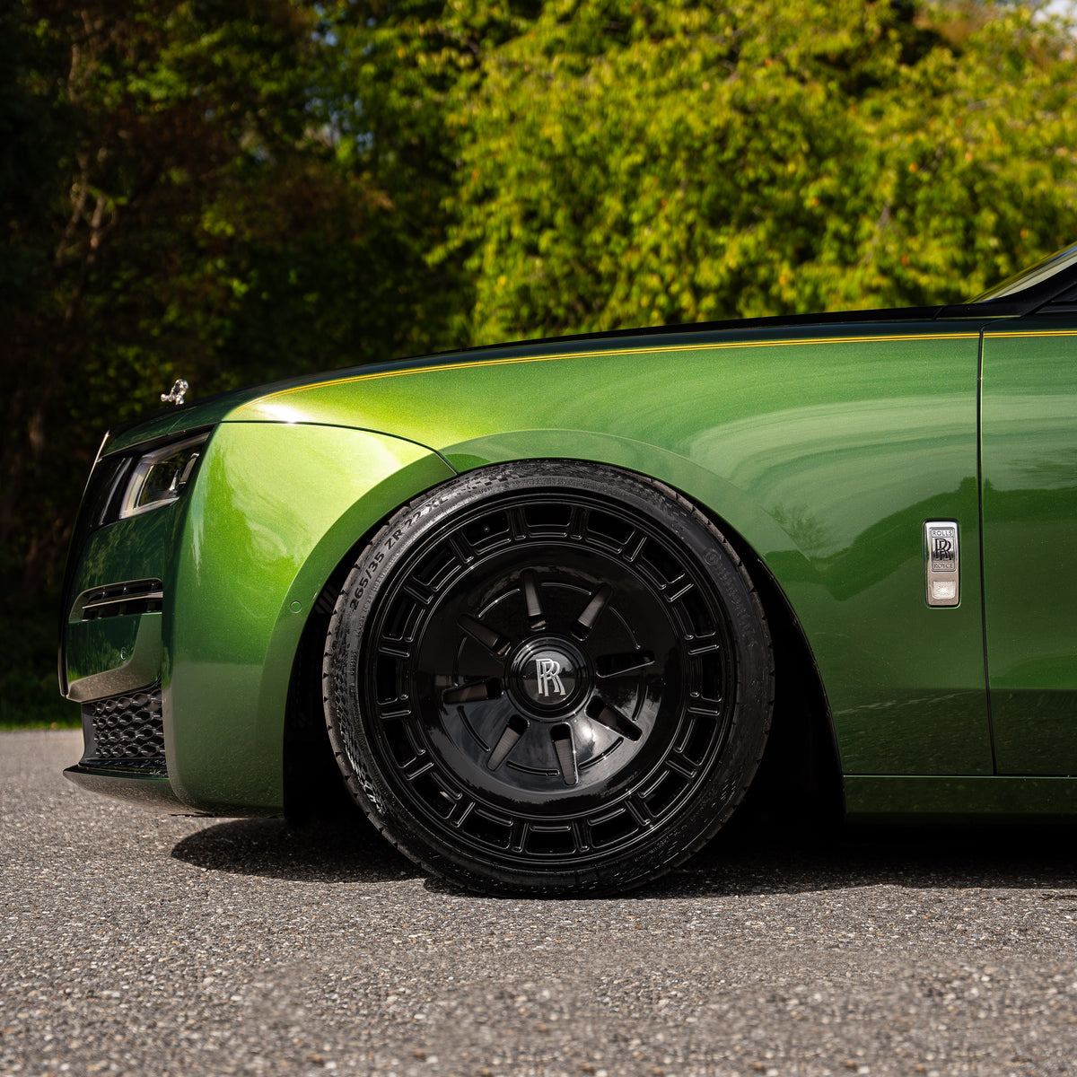 Side profile of Rolls-Royce Ghost showing the Staggered 22/22 inch setup with Radi8 R80R1 rims. | Ghost Alufelgen