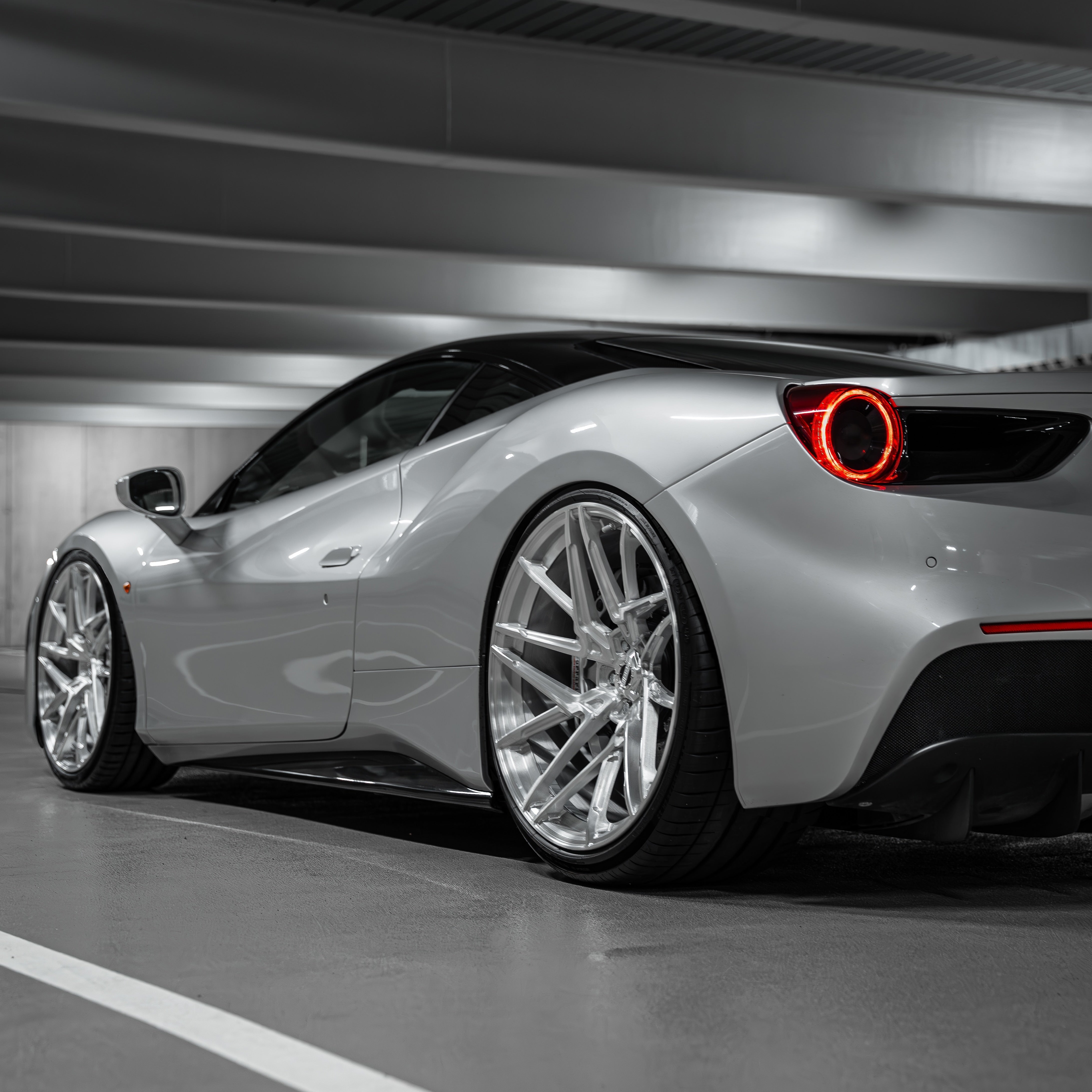 Rear view showing the wide tire fitment on 22x12,5J Radi8 R803 wheels on a 488 GTB. | Breite Felgen hinten