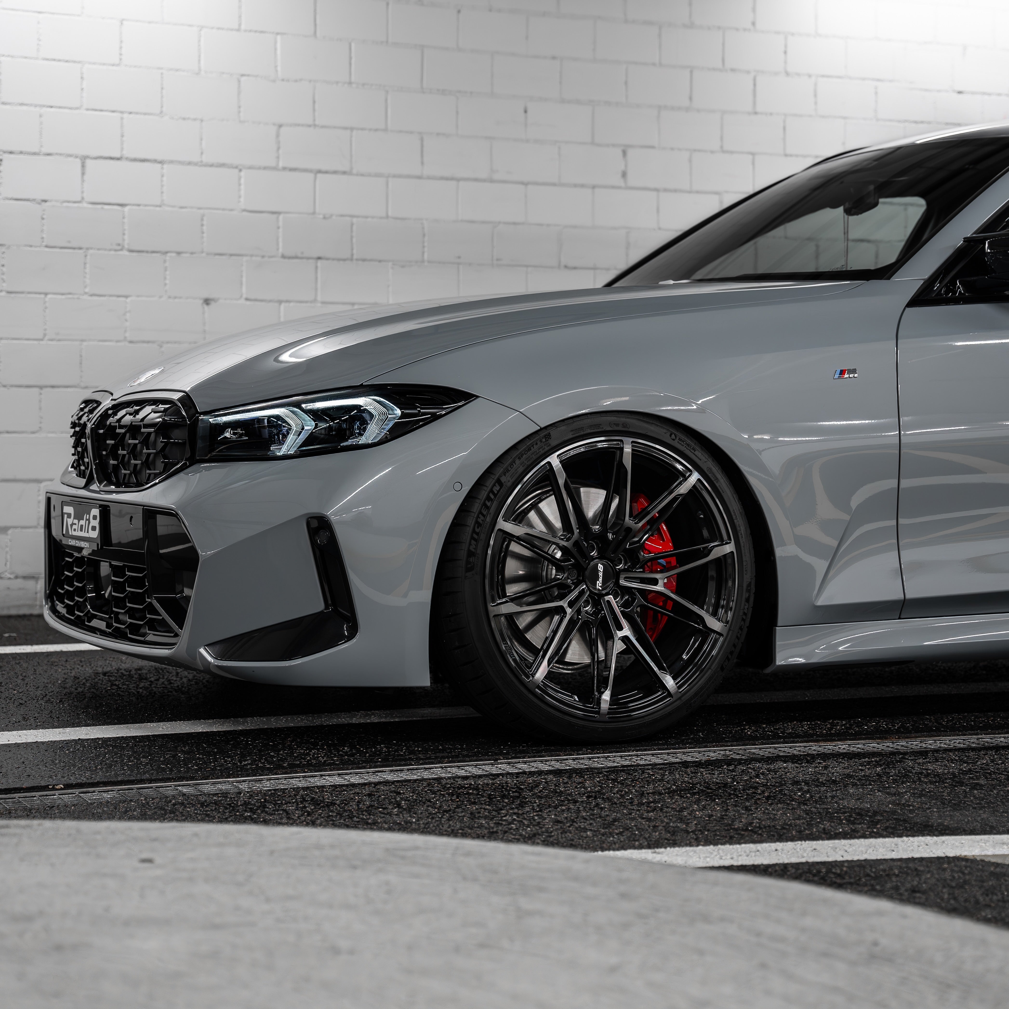 Rear view showing the wide tire fitment on 20x10,5J Radi8 R80B1 wheels on a M340i. | Breite Felgen hinten
