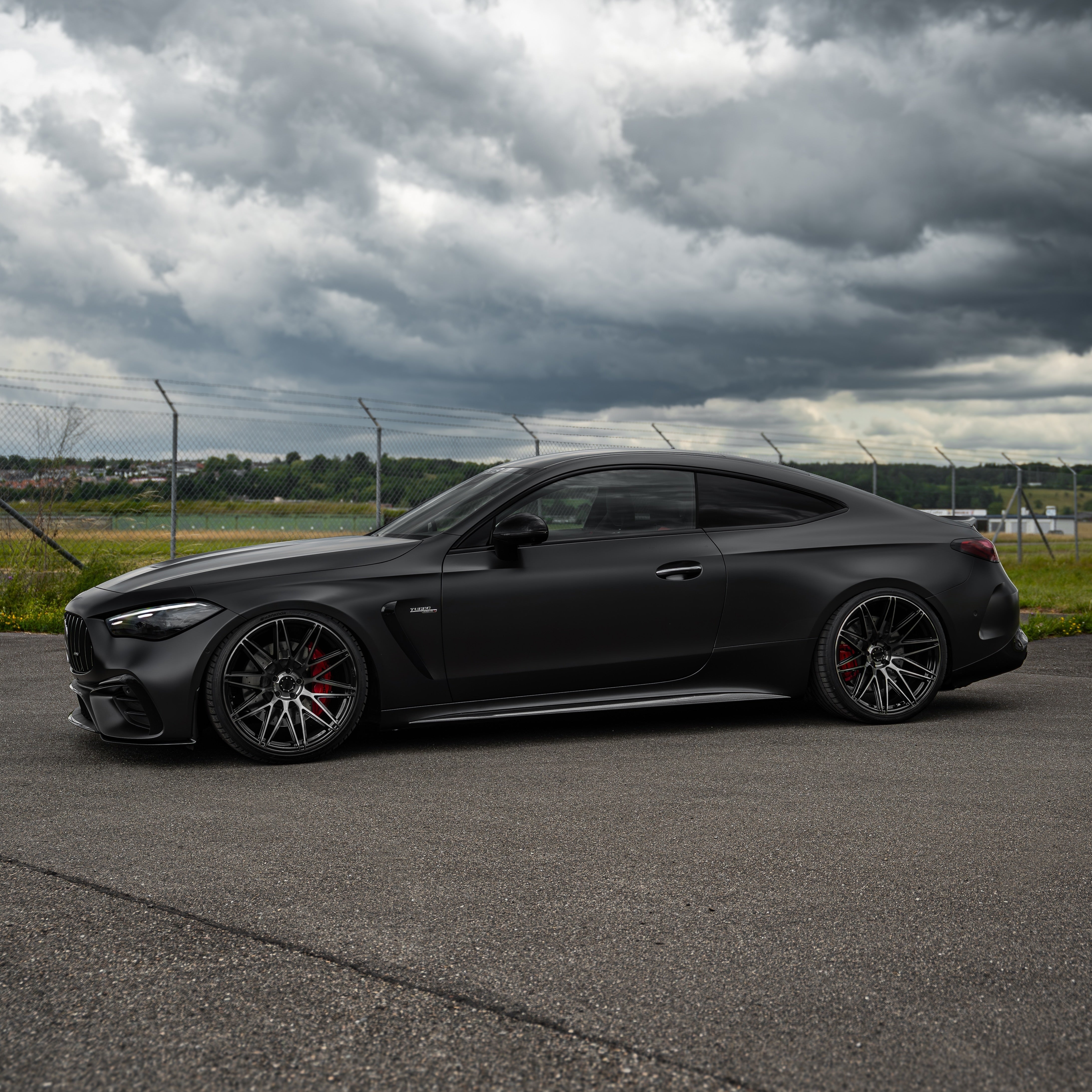 Rear view showing the wide tire fitment on 21x11,5J Radi8 R80M1 wheels on a CLE 53 AMG . | Breite Felgen hinten