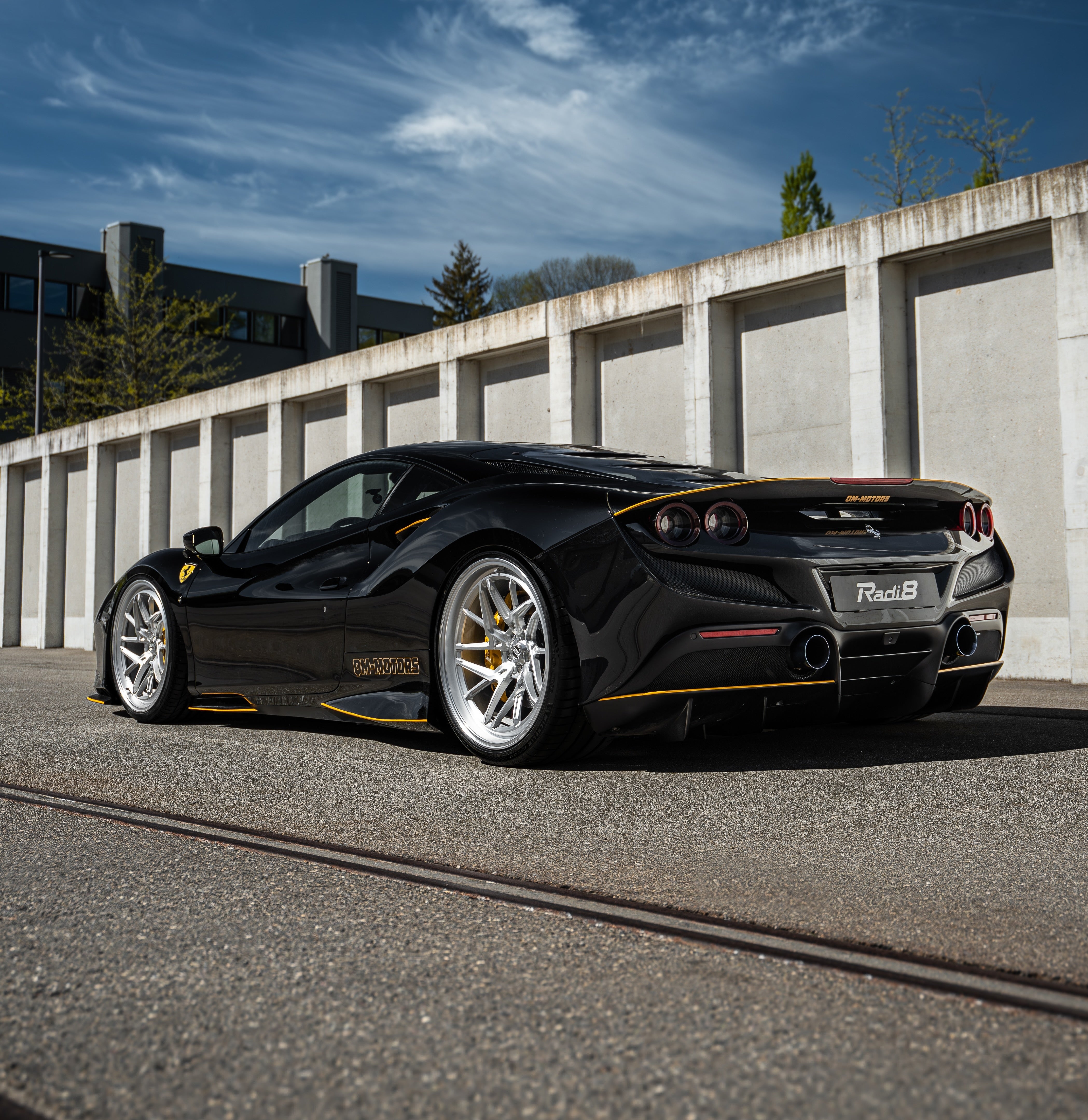 Rear quarter angle highlighting the Concave, Step Lip , Monoblock Forged, Directional, Deep Dish stance of the Radi8 R802-1 on the F8 Tributo. | Concave, Step Lip , Monoblock Forged, Directional, Deep Dish Felgen