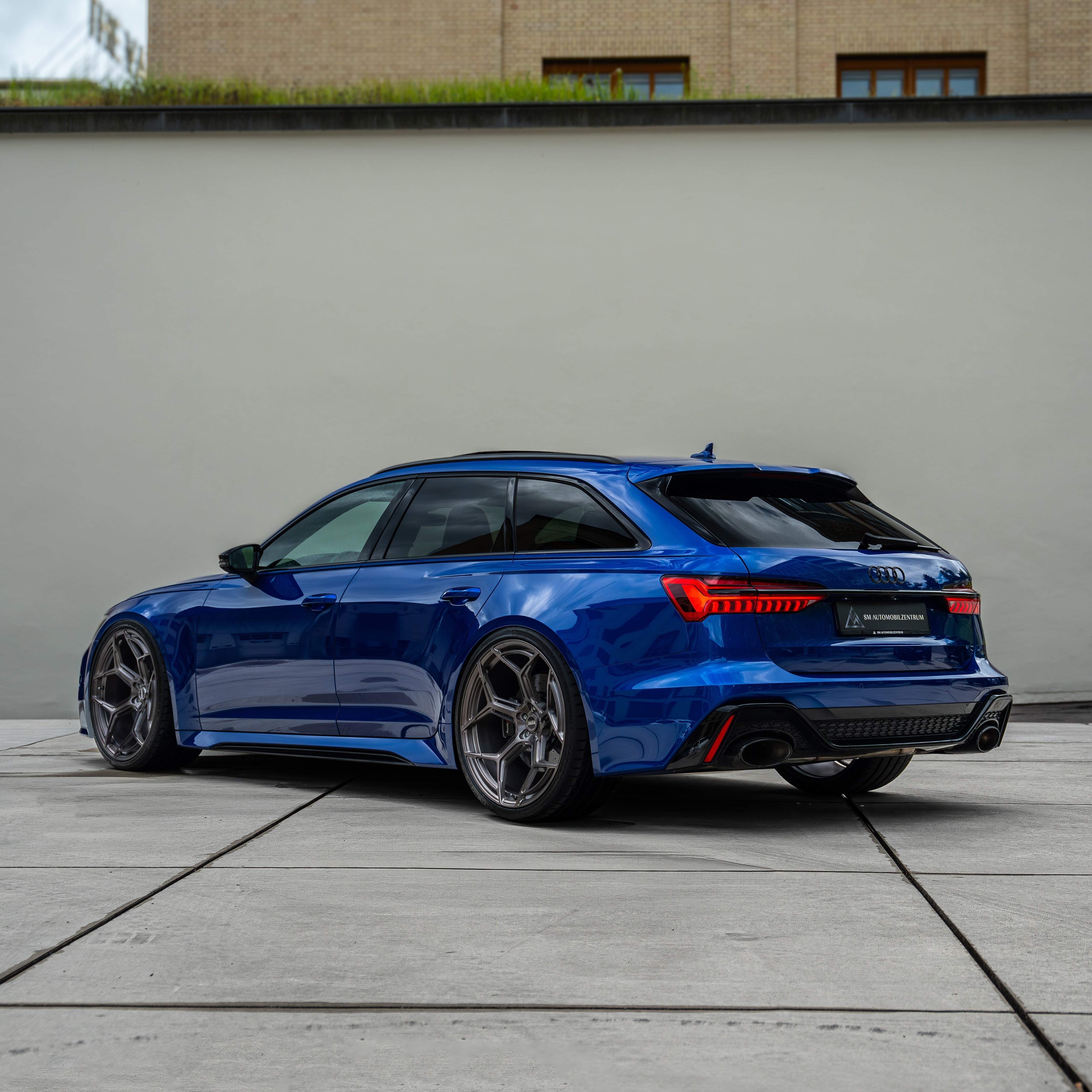 Rear quarter angle highlighting the Monoblock Forged, 5-Spoke, Y-Spoke stance of the Radi8 R804.C on the RS6. | Monoblock Forged, 5-Spoke, Y-Spoke Felgen