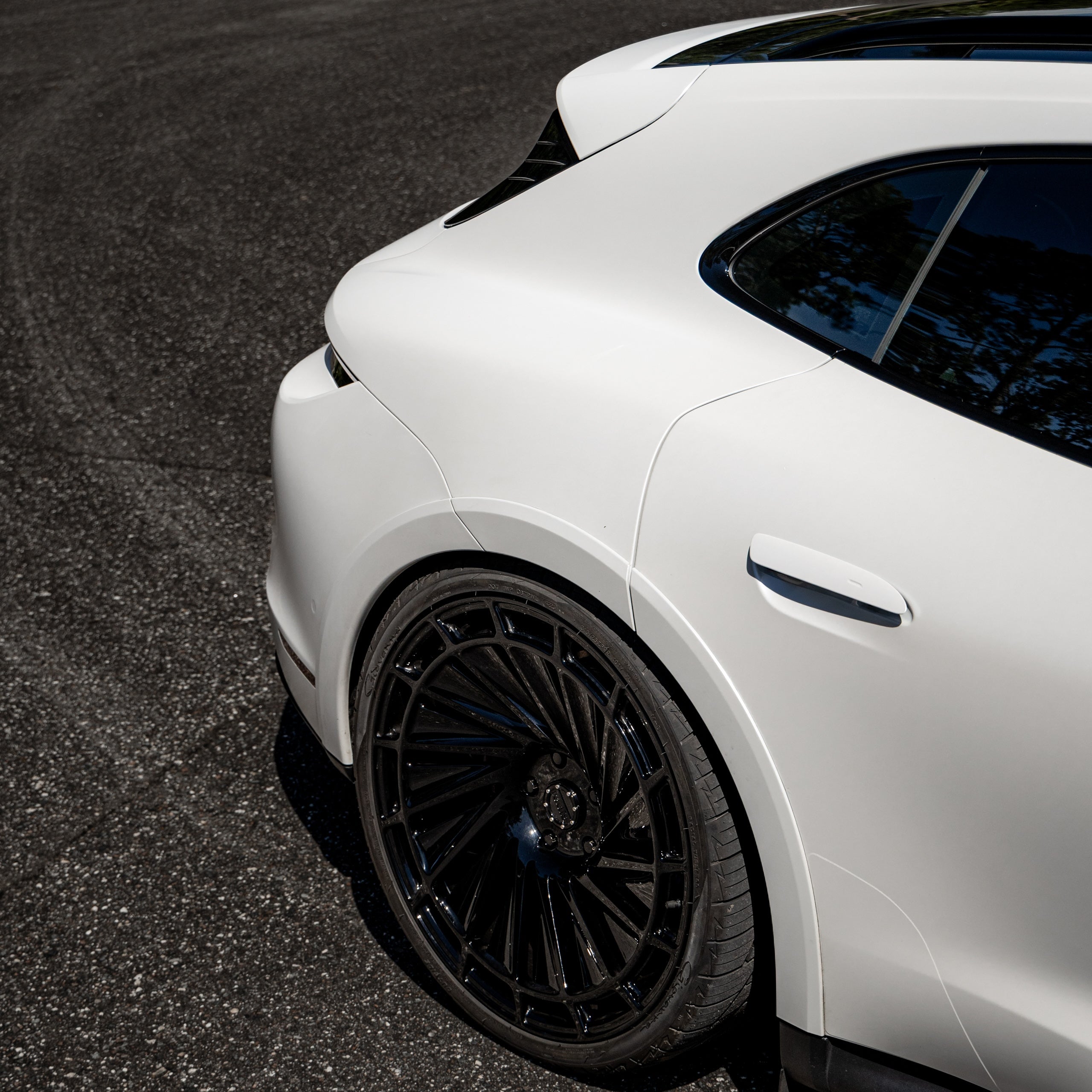 Rear quarter angle highlighting the Monoblock Forged, Concave, Turbine, Directional stance of the Radi8 R807 on the Taycan. | Monoblock Forged, Concave, Turbine, Directional Felgen
