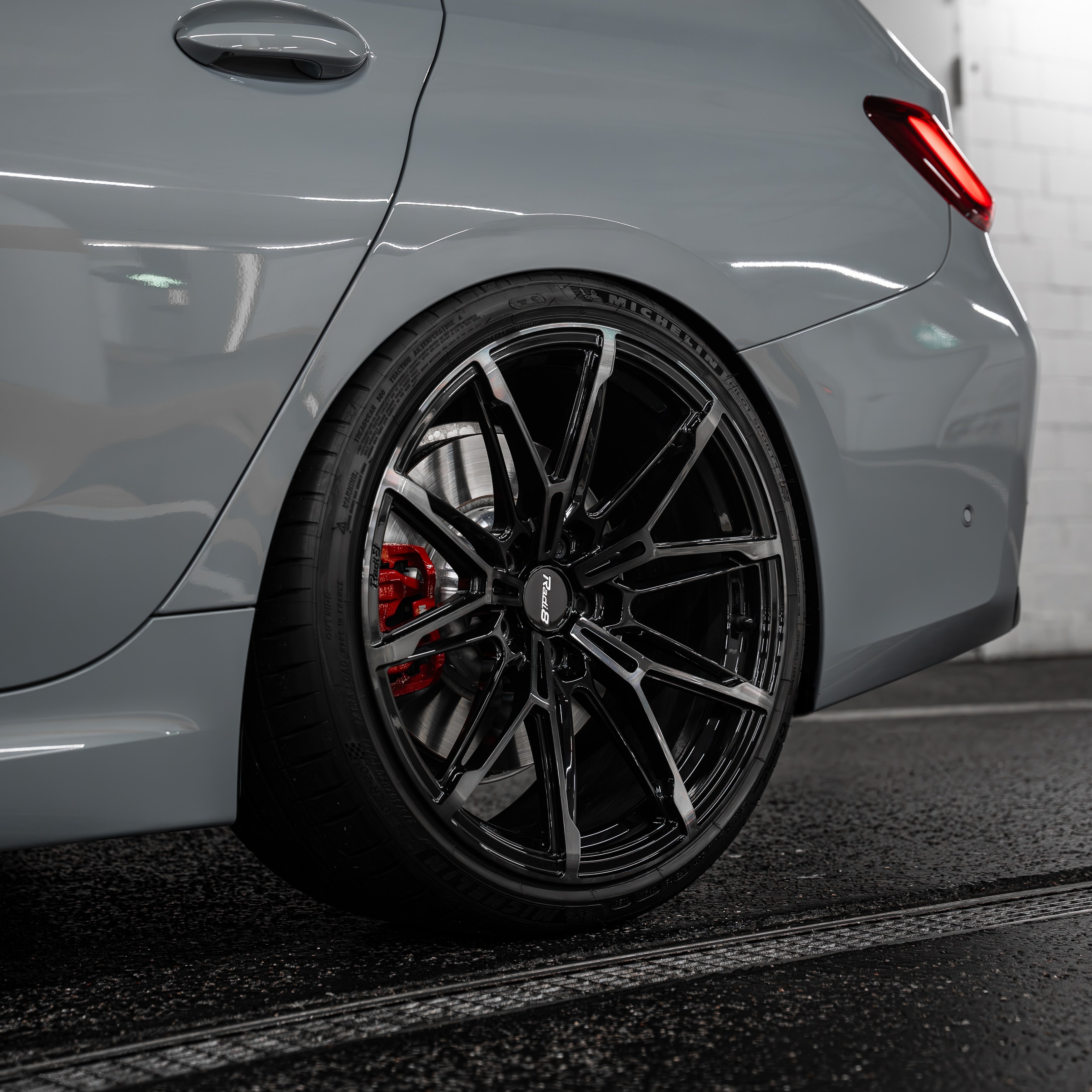 Rear quarter angle highlighting the OEM+, Concave, Monoblock Forged stance of the Radi8 R80B1 on the M340i. | OEM+, Concave, Monoblock Forged Felgen