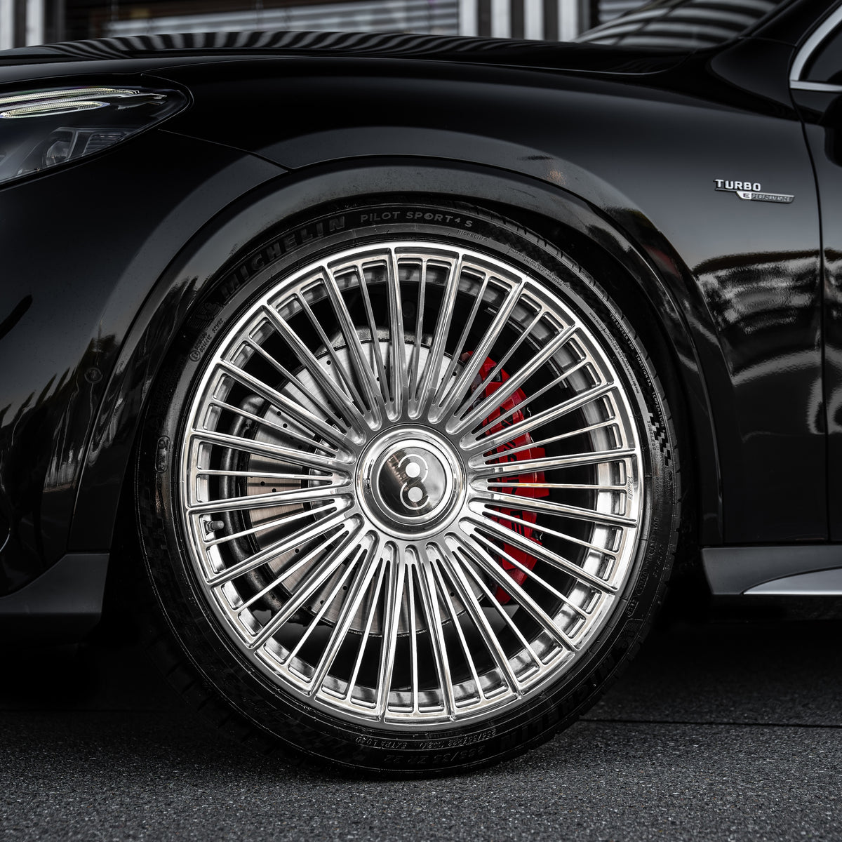 Rear quarter angle highlighting the Concave, Monoblock Forged, Multi Spoke stance of the Radi8 R80BM1F on the GLC 63 AMG. | Concave, Monoblock Forged, Multi Spoke Felgen
