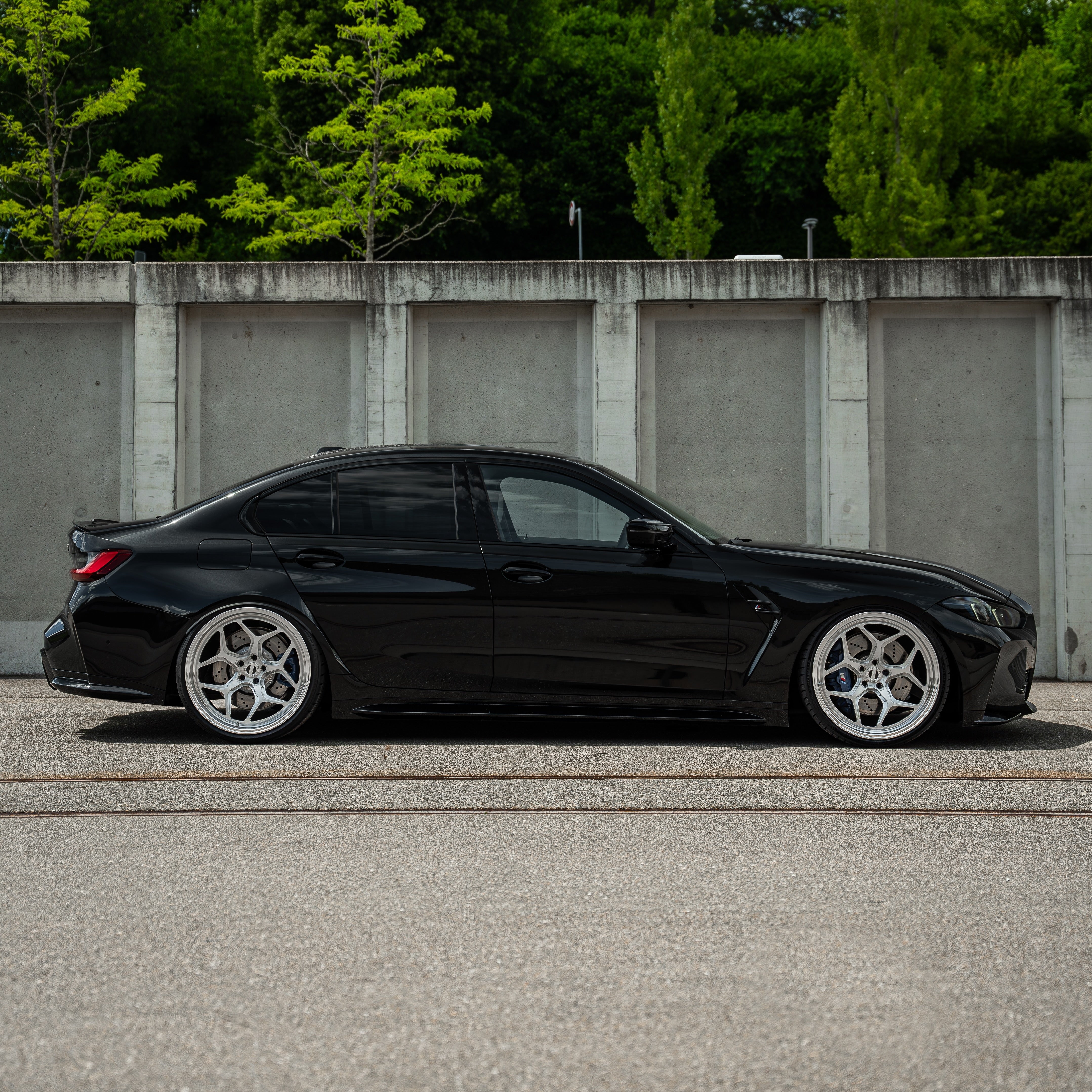 Rear quarter angle highlighting the Concave, Monoblock Forged stance of the Radi8 Raijin on the M3. | Concave, Monoblock Forged Felgen