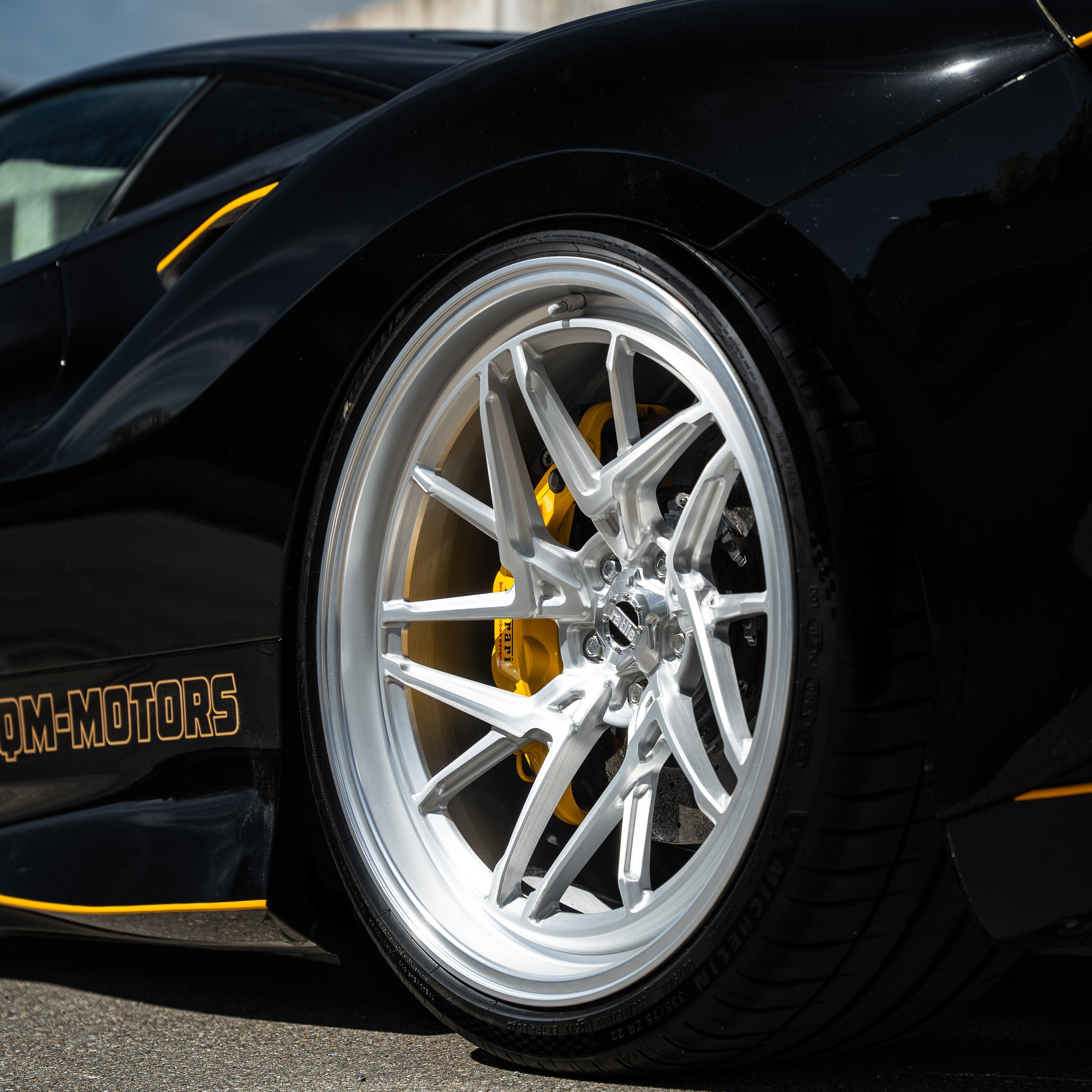 Fender fitment close-up on a lowered Ferrari F8 Tributo with Novitec Gewinde. | Tieferlegung