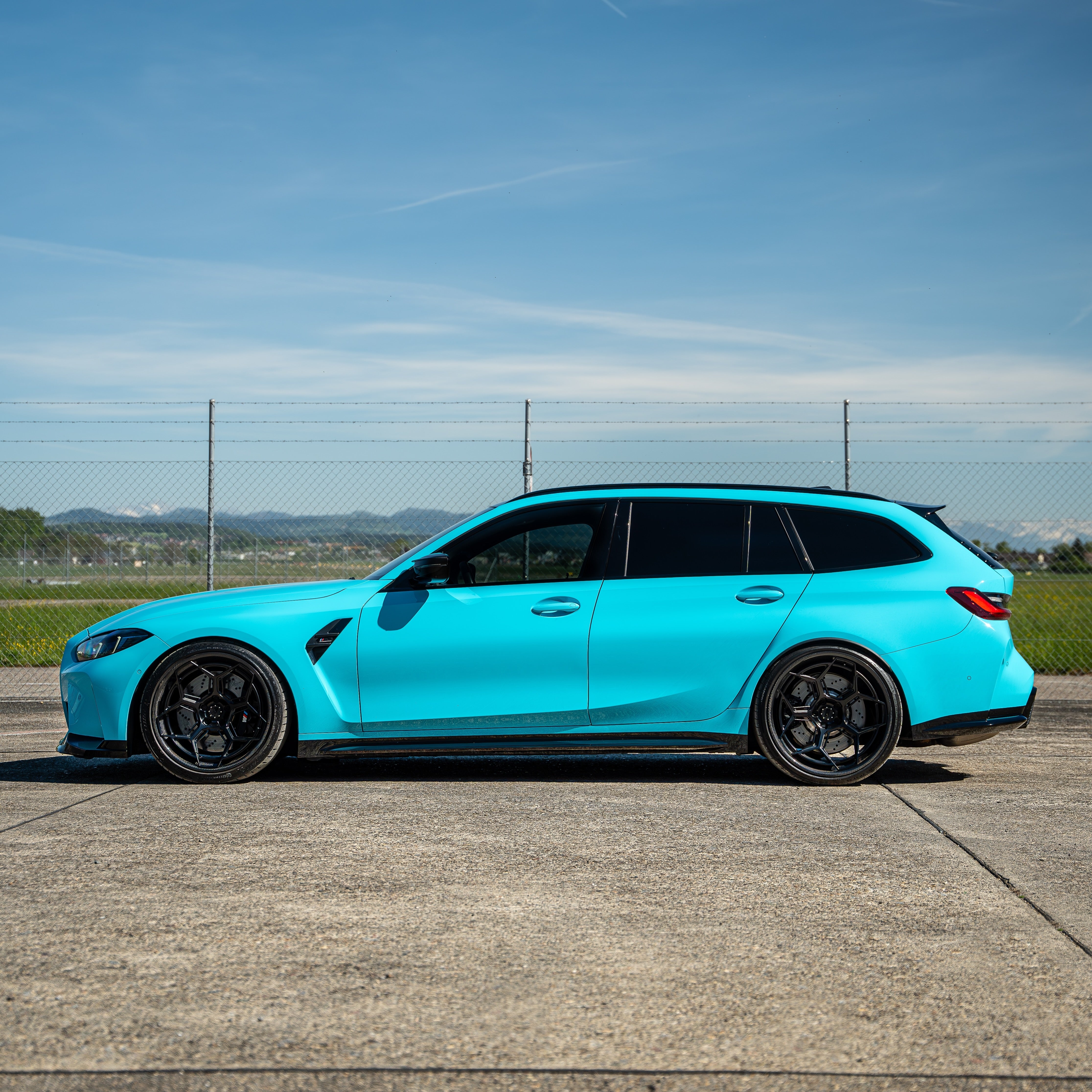 Fender fitment close-up on a lowered BMW M3 Touring with H&R Gewinde. | Tieferlegung