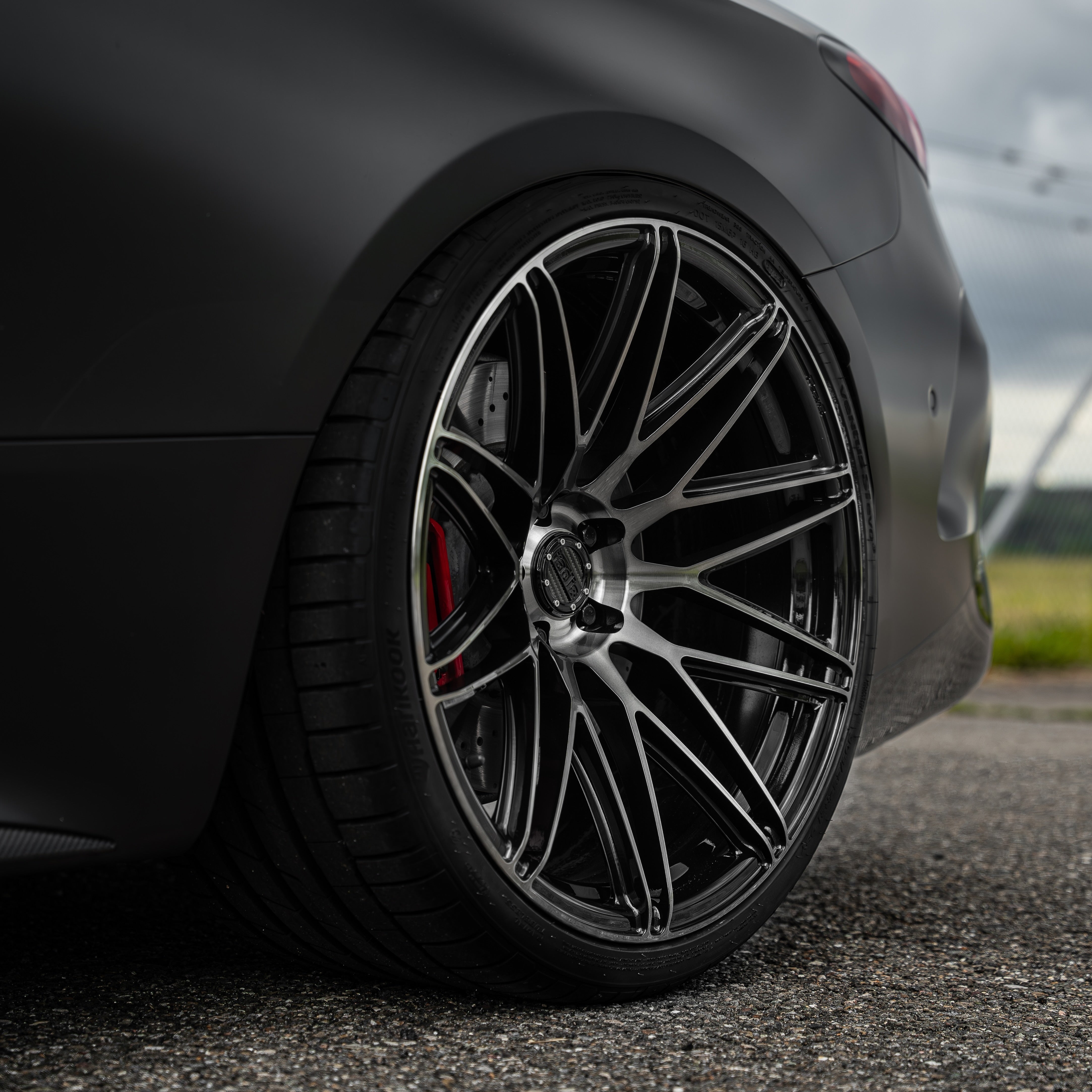 Fender fitment close-up on a lowered Mercedes-benz CLE 53 AMG with H&R Gewinde. | Tieferlegung