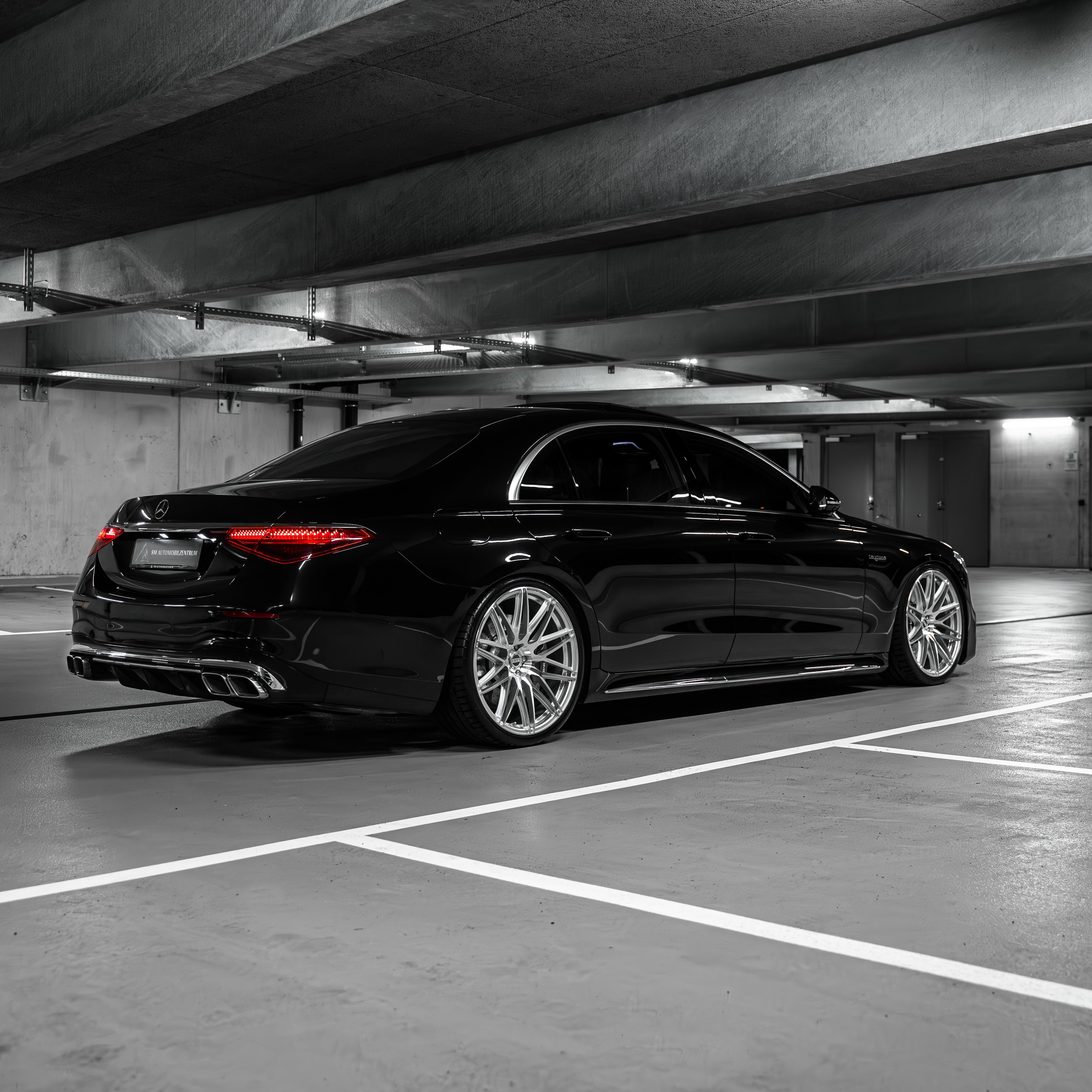 Fender fitment close-up on a lowered Mercedes-benz S63 E performenc with Airride / Luft. | Tieferlegung