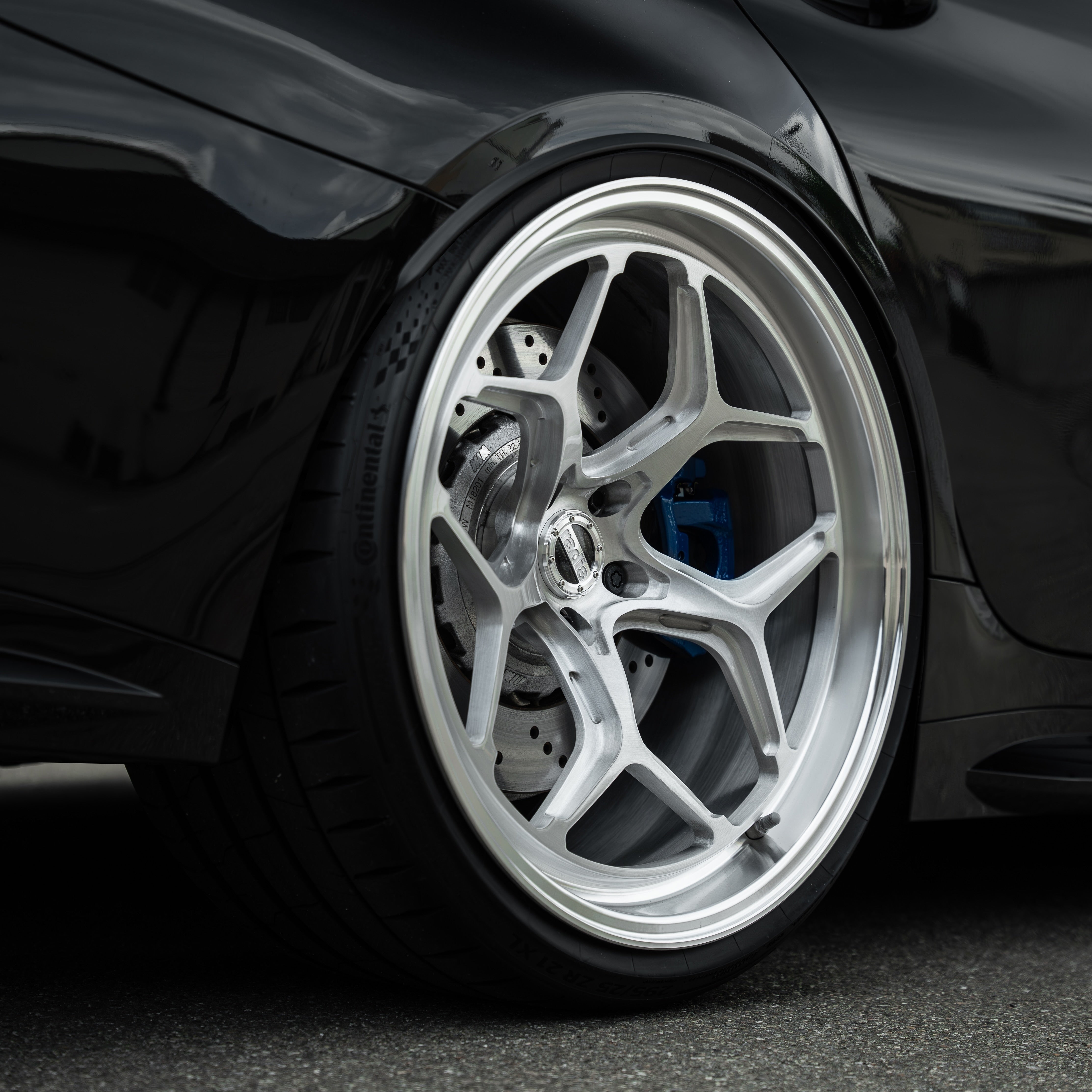 Fender fitment close-up on a lowered BMW M3 with H&R Gewinde. | Tieferlegung