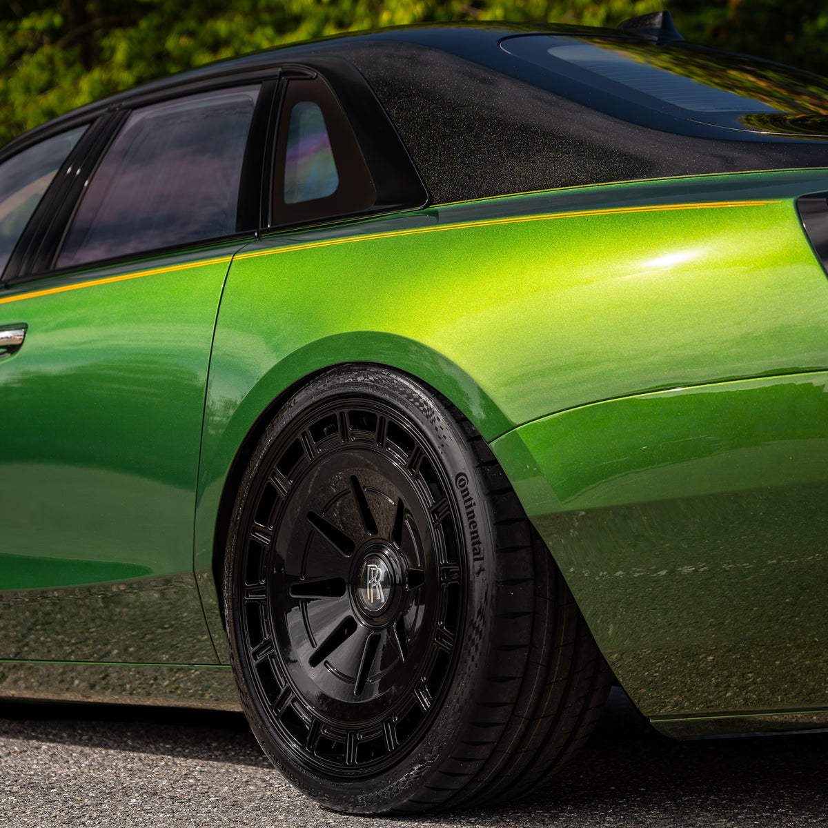 Rear view showing the wide tire fitment on 22x10,5J Radi8 R80R1 wheels on a Ghost. | Breite Felgen hinten
