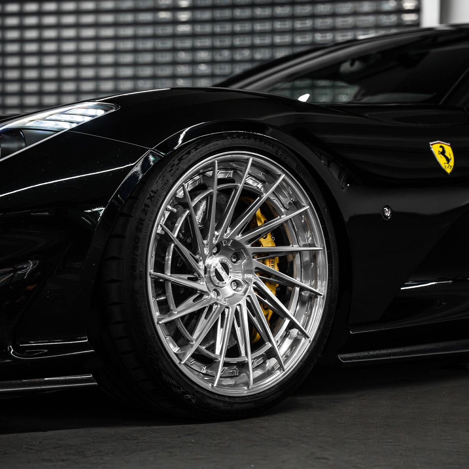 Fender fitment close-up on a lowered Ferrari 812 Superfast with Novitec Gewinde. | Tieferlegung