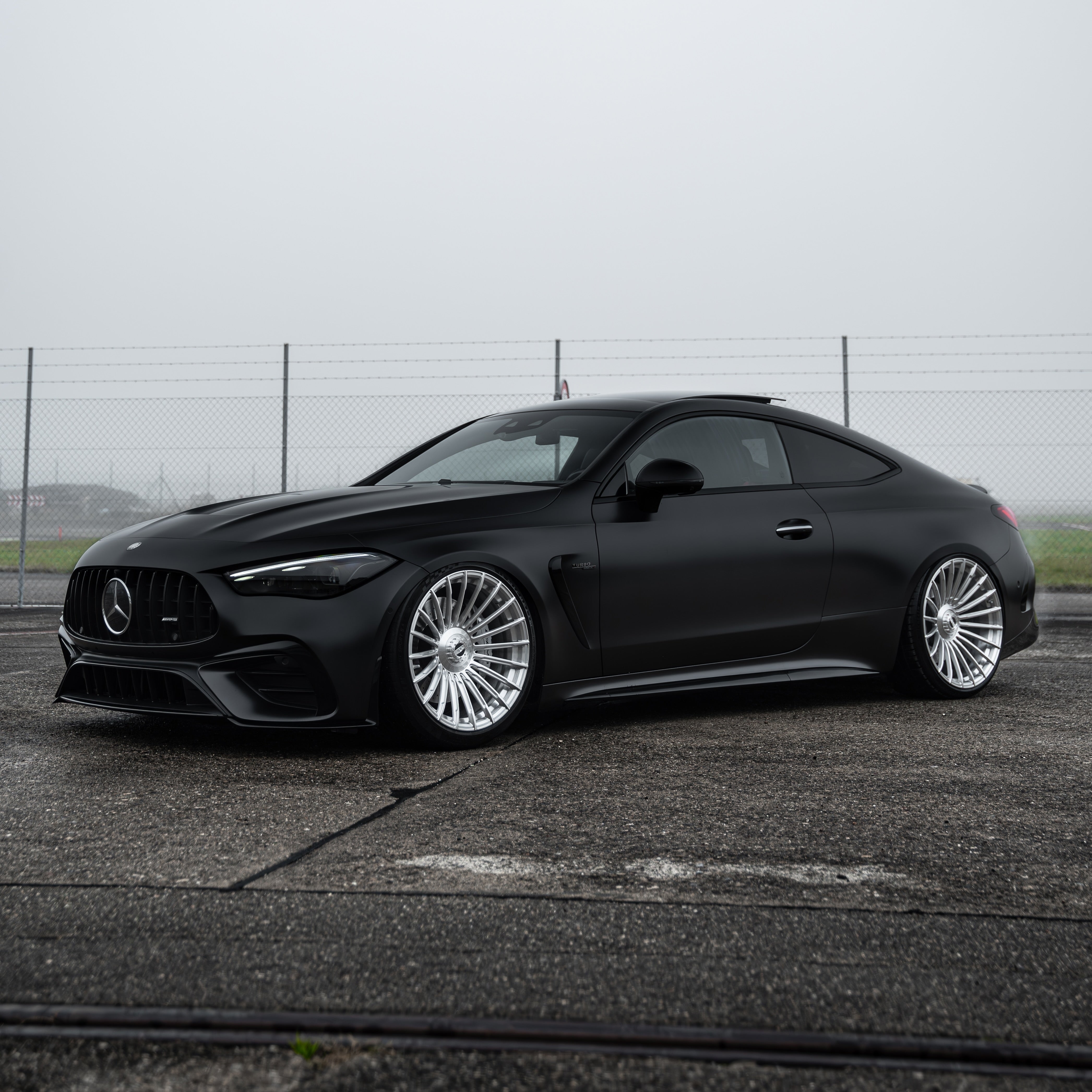 Fender fitment close-up on a lowered Mercedes-benz CLE 53 AMG with H&R Gewinde. | Tieferlegung