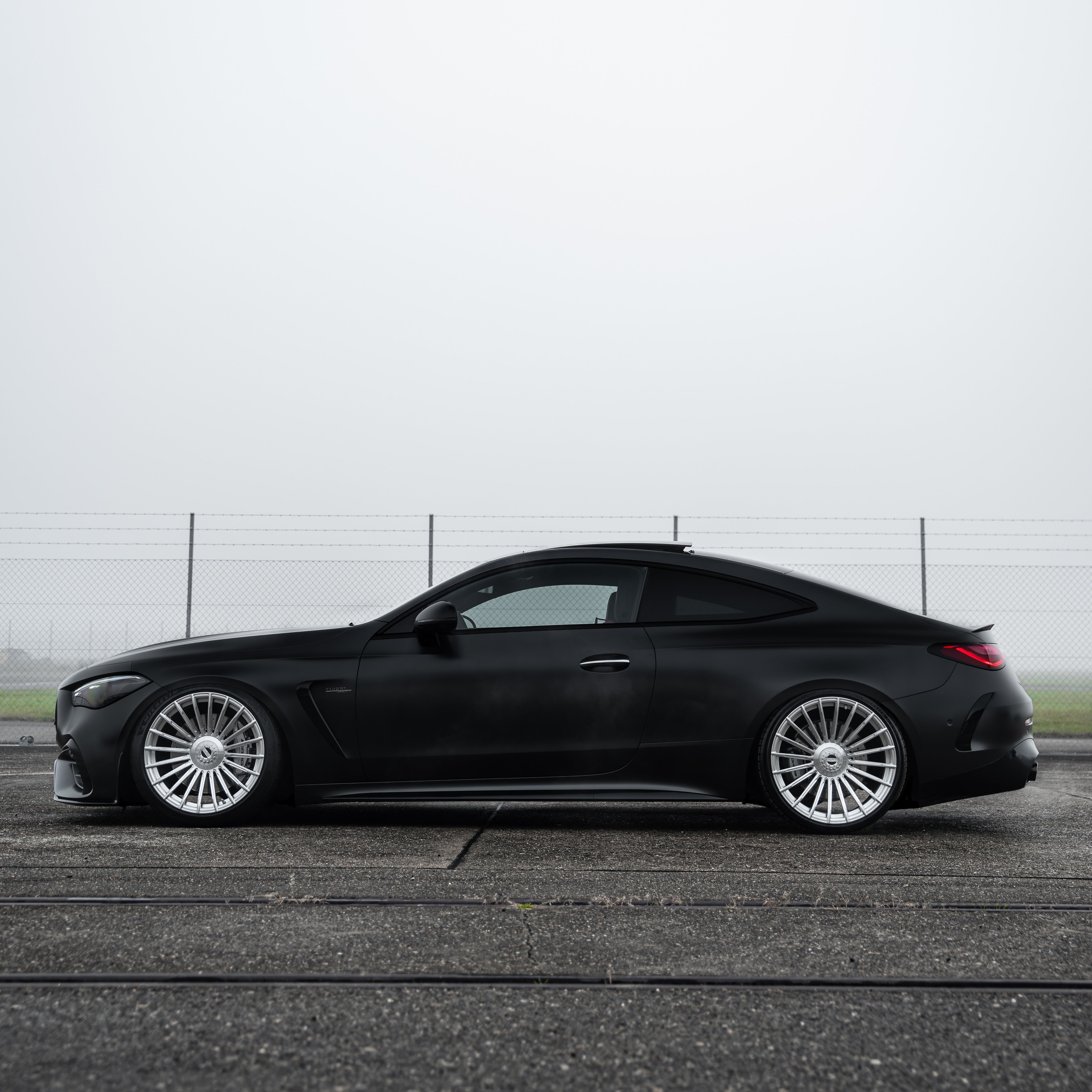 Side profile of Mercedes-benz CLE 53 AMG showing the Staggered 21/21 inch setup with Radi8 R802 rims. | CLE 53 AMG Alufelgen