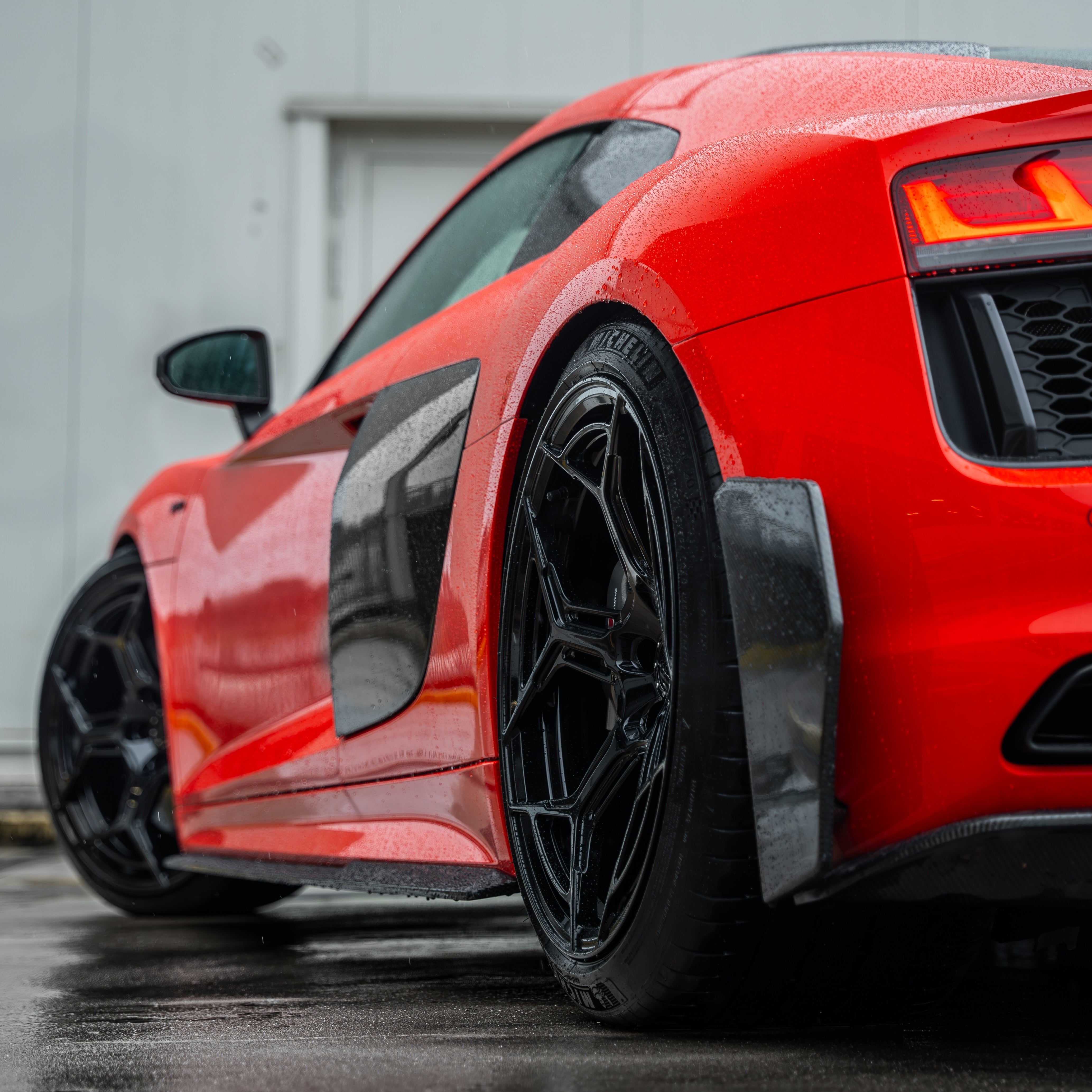Rear quarter angle highlighting the Concave, Monoblock Forged, Deep Concave stance of the Radi8 R804.C on the R8. | Concave, Monoblock Forged, Deep Concave Felgen