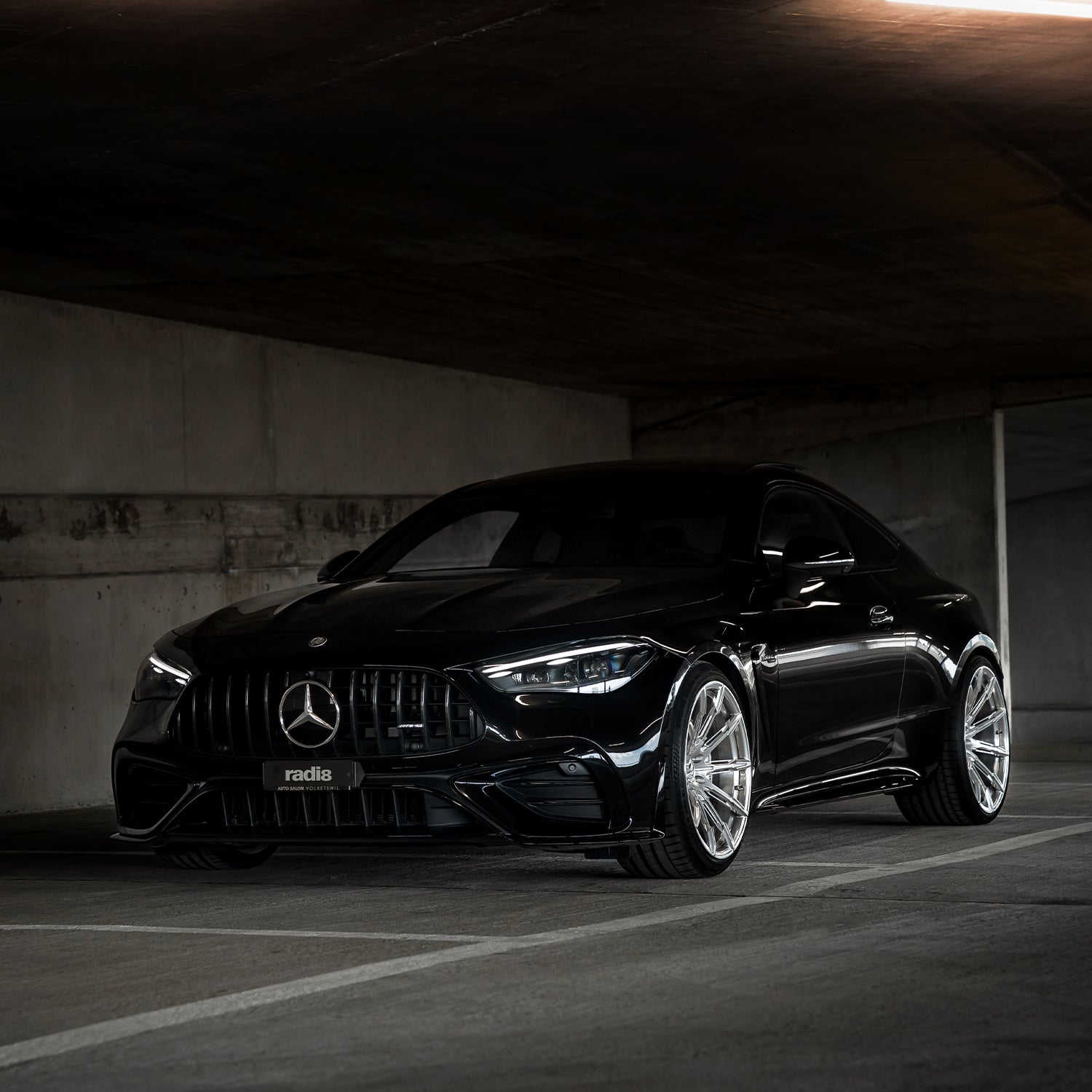 Side profile of Mercedes-benz CLE 53 AMG showing the double-staggerd 20/21 inch setup with Radi8 R806 rims. | CLE 53 AMG Alufelgen