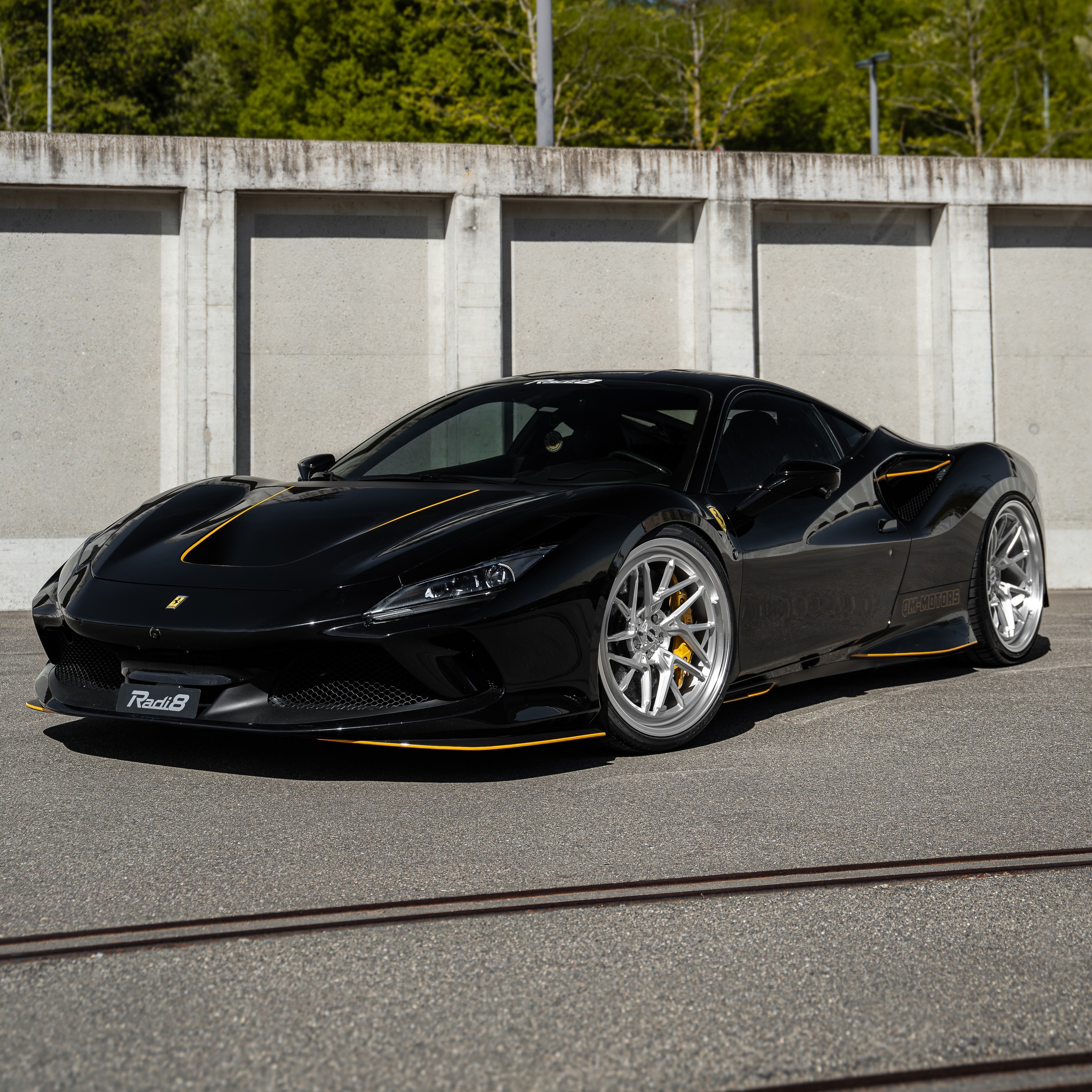 Front view of Ferrari F8 Tributo (F142) fitted with Radi8 R802-1 wheels in Brushed Silver. | Ferrari Felgen