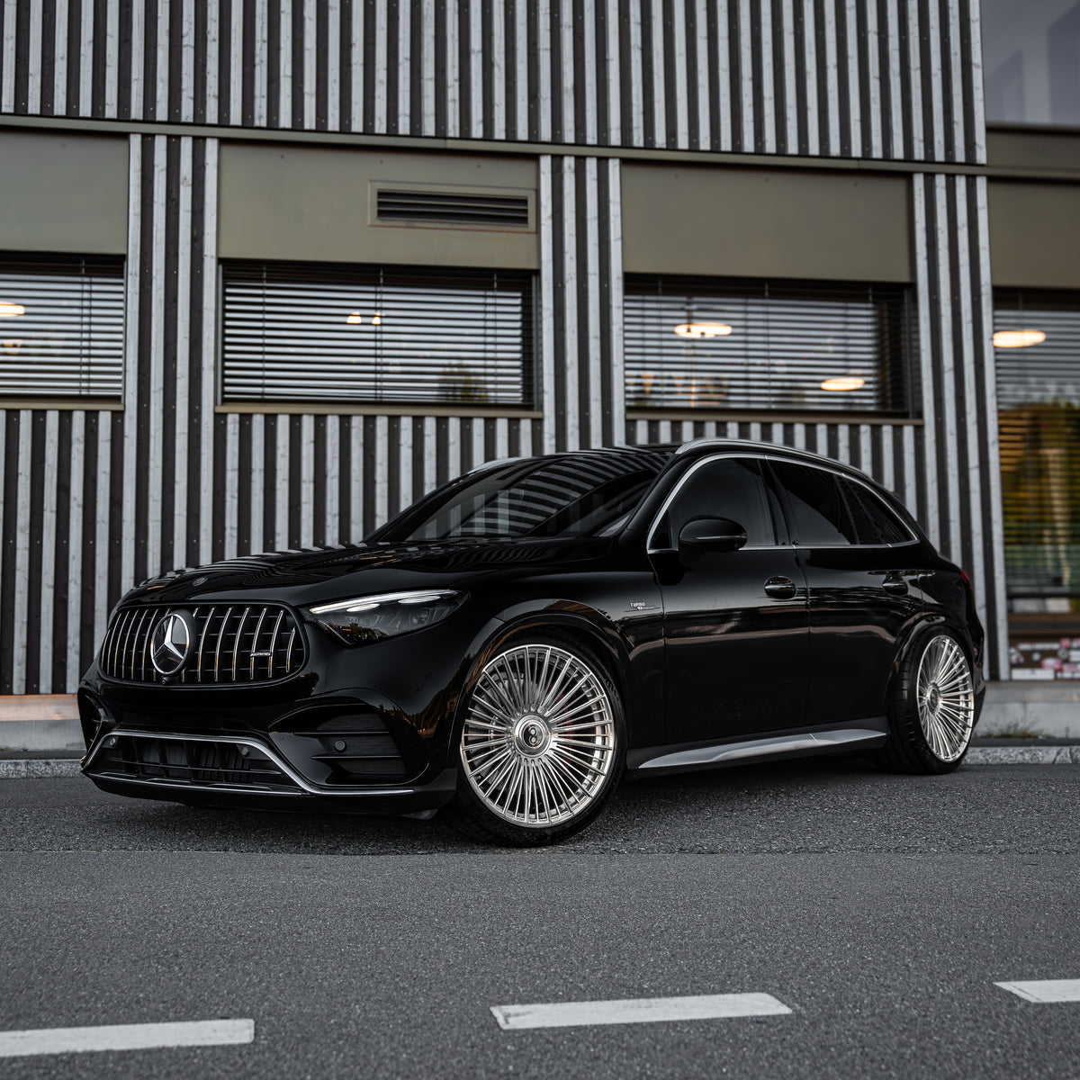 Front view of Mercedes-benz GLC 63 AMG (X 254) fitted with Radi8 R80BM1F wheels in Silver Gloss. | Mercedes-benz Felgen