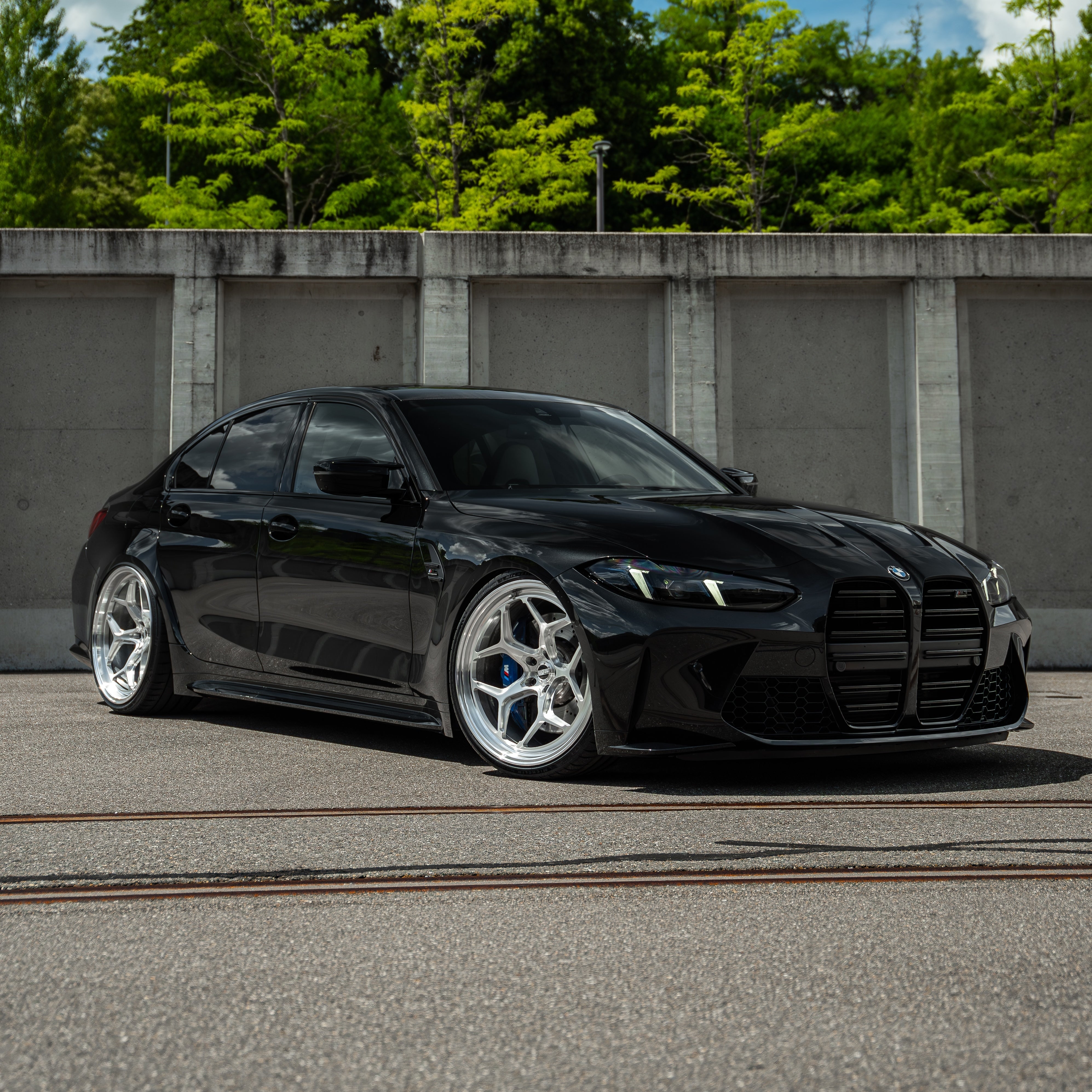 Front view of BMW  M3 (G80) fitted with Radi8 Raijin wheels in Brushed Silver. | BMW  Felgen