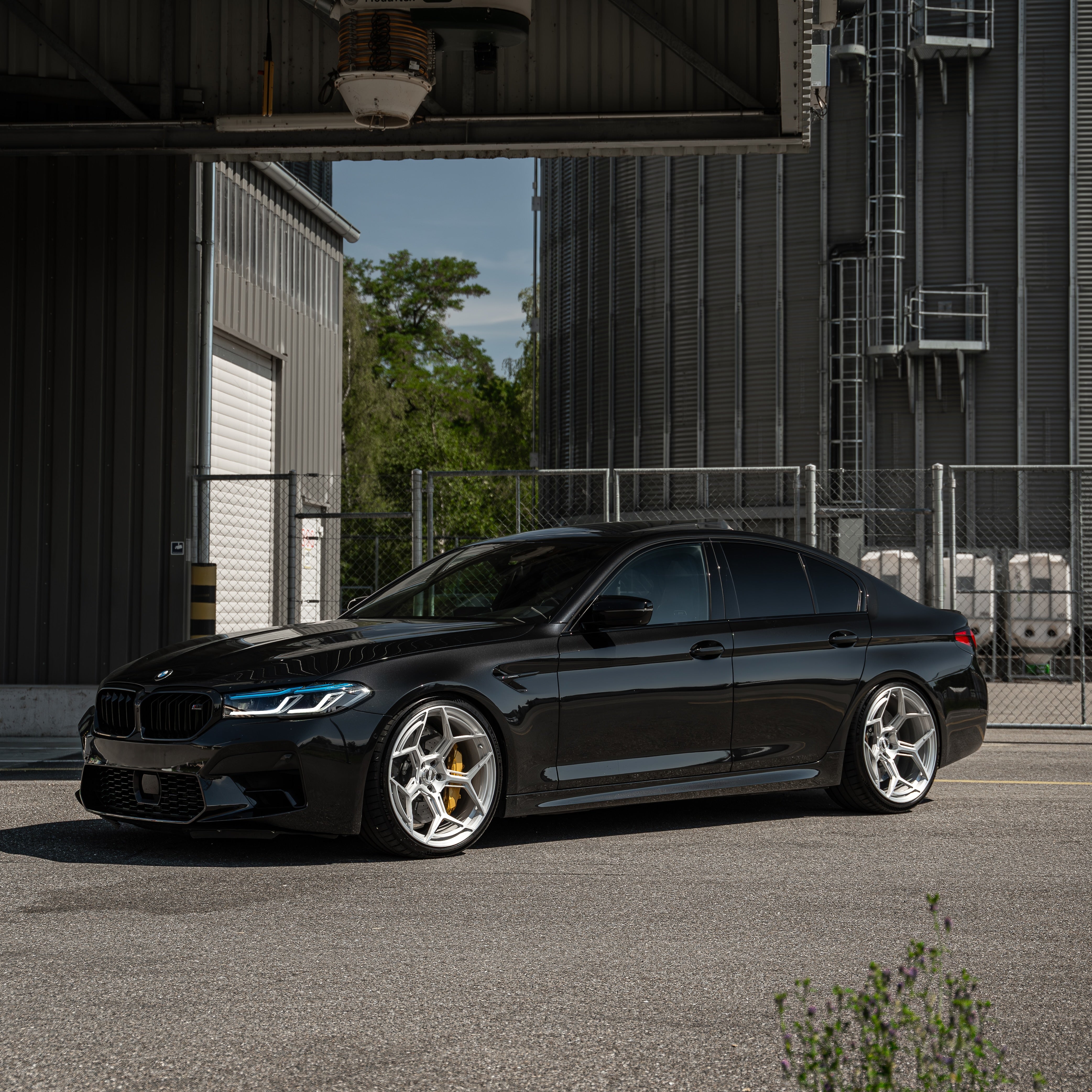 Front view of BMW  M5  (F90) fitted with Radi8 R804.C wheels in Brushed Satin Silver. | BMW  Felgen