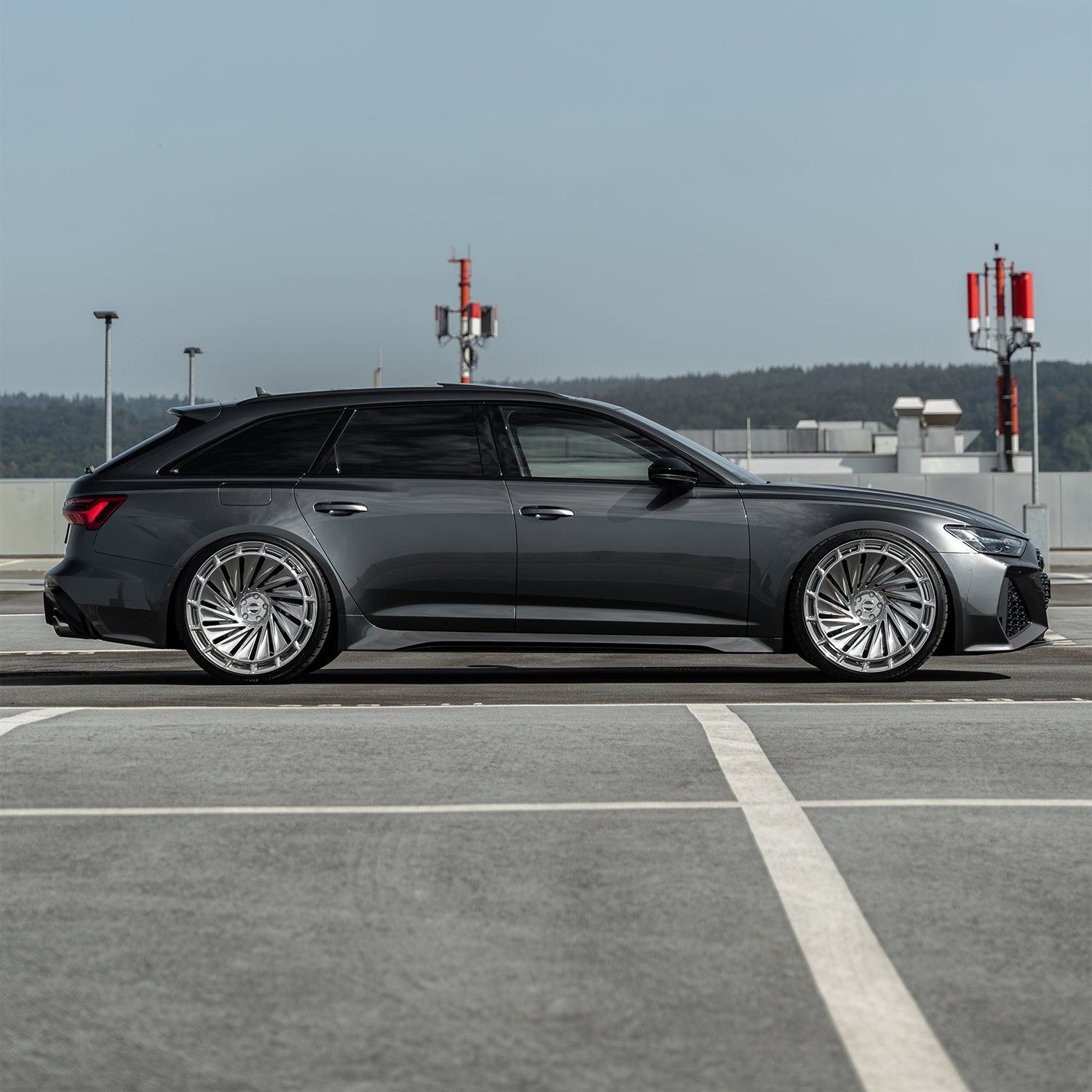 Audi RS6 C8 side stance with Radi8 R808 23 inch forged wheels – premium silver finish