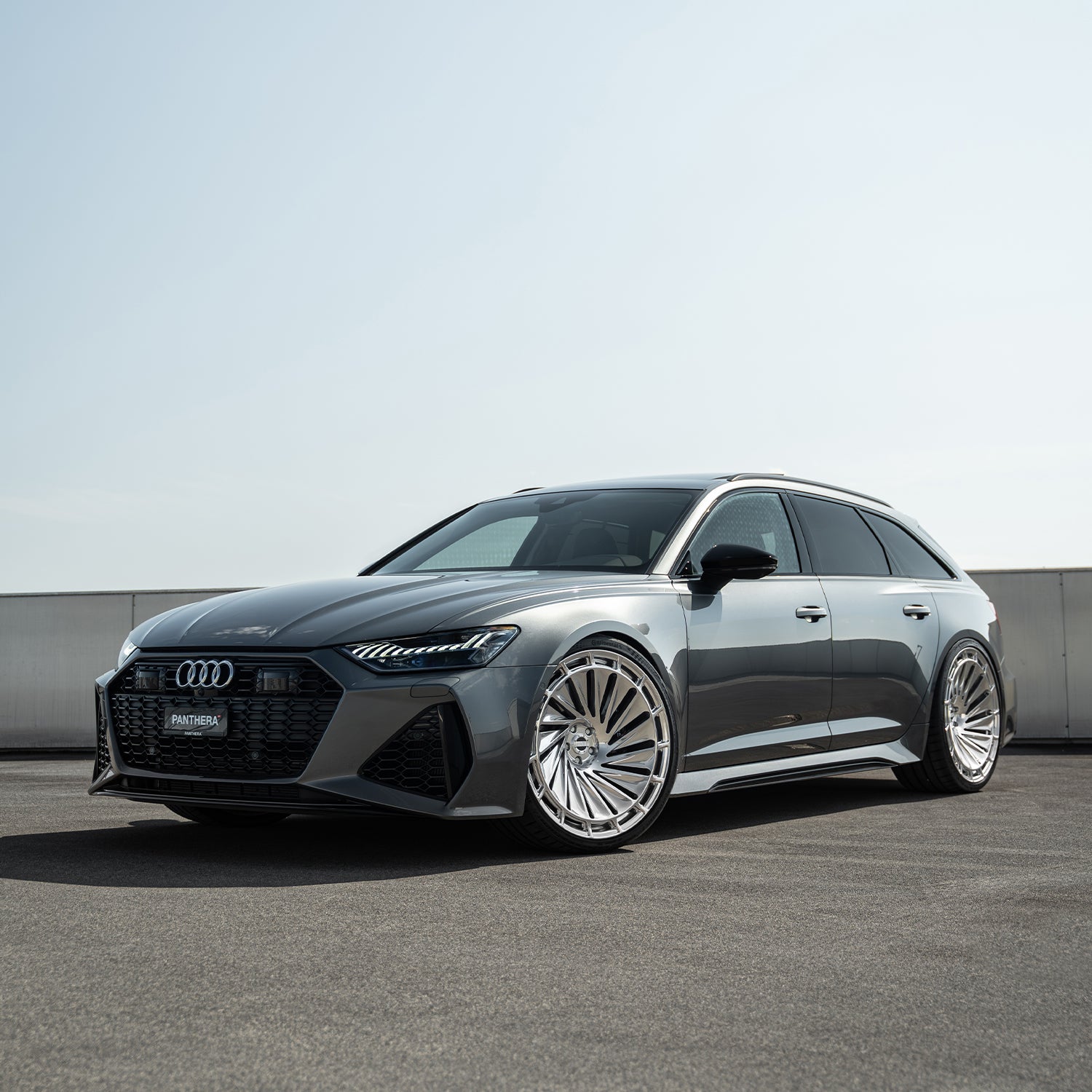 Audi RS6 C8 detail shot – Radi8 R808 forged wheels 23 inch custom concave design
