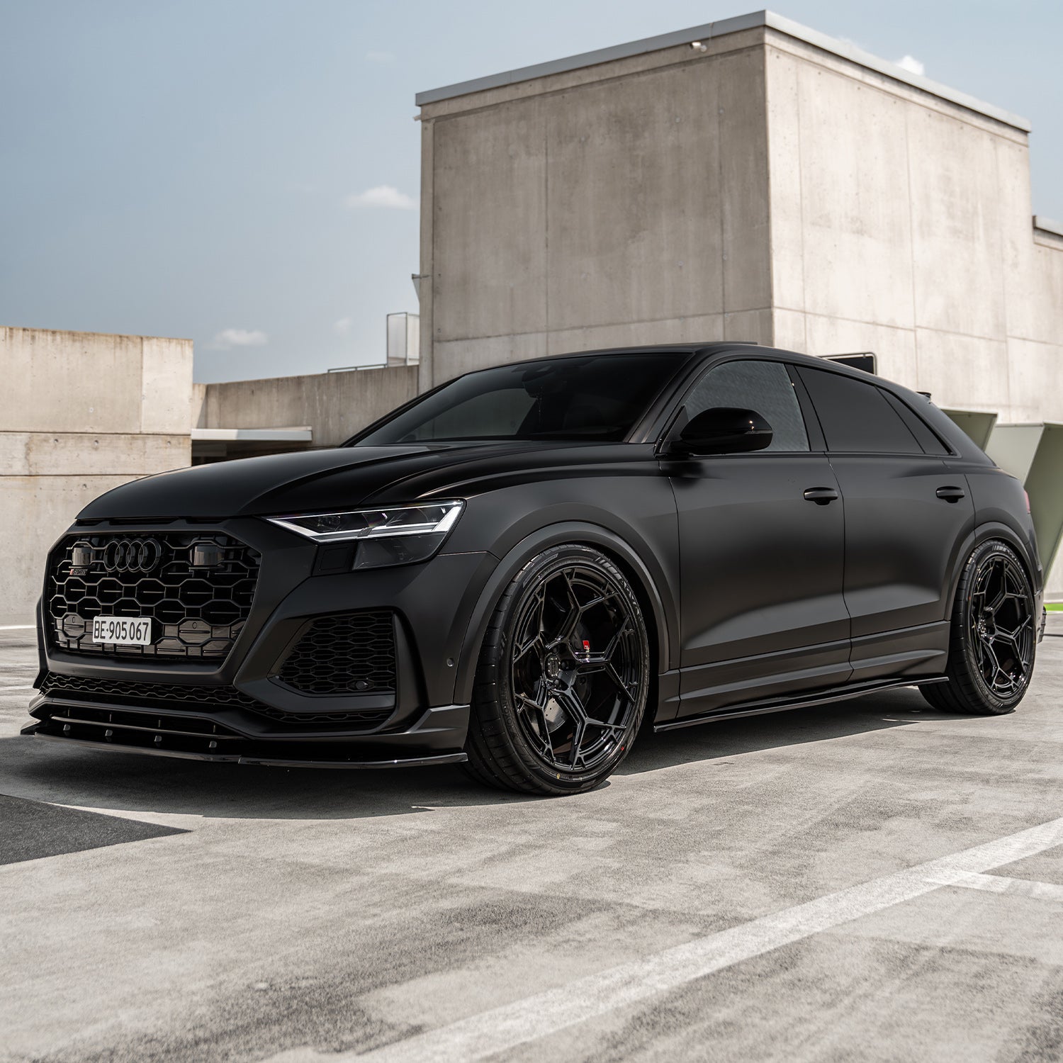 Audi RSQ8 4M Forged Wheels Radi8 R804 Black 23 Zoll – Seitenansicht, sportlicher Look mit breiten Custom Rims