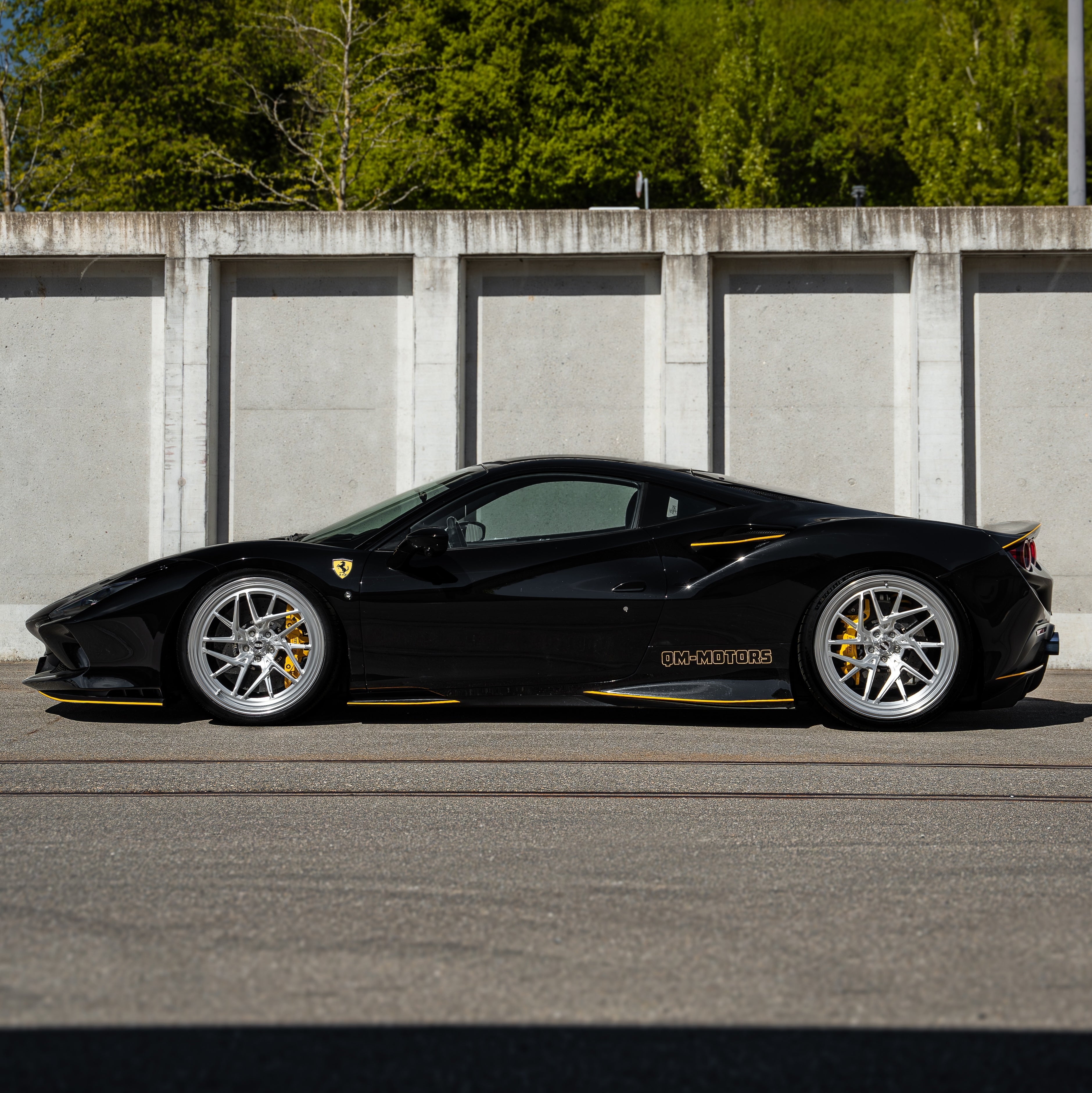 Side profile of Ferrari F8 Tributo showing the double-staggerd 21/21 inch setup with Radi8 R802-1 rims. | F8 Tributo Alufelgen