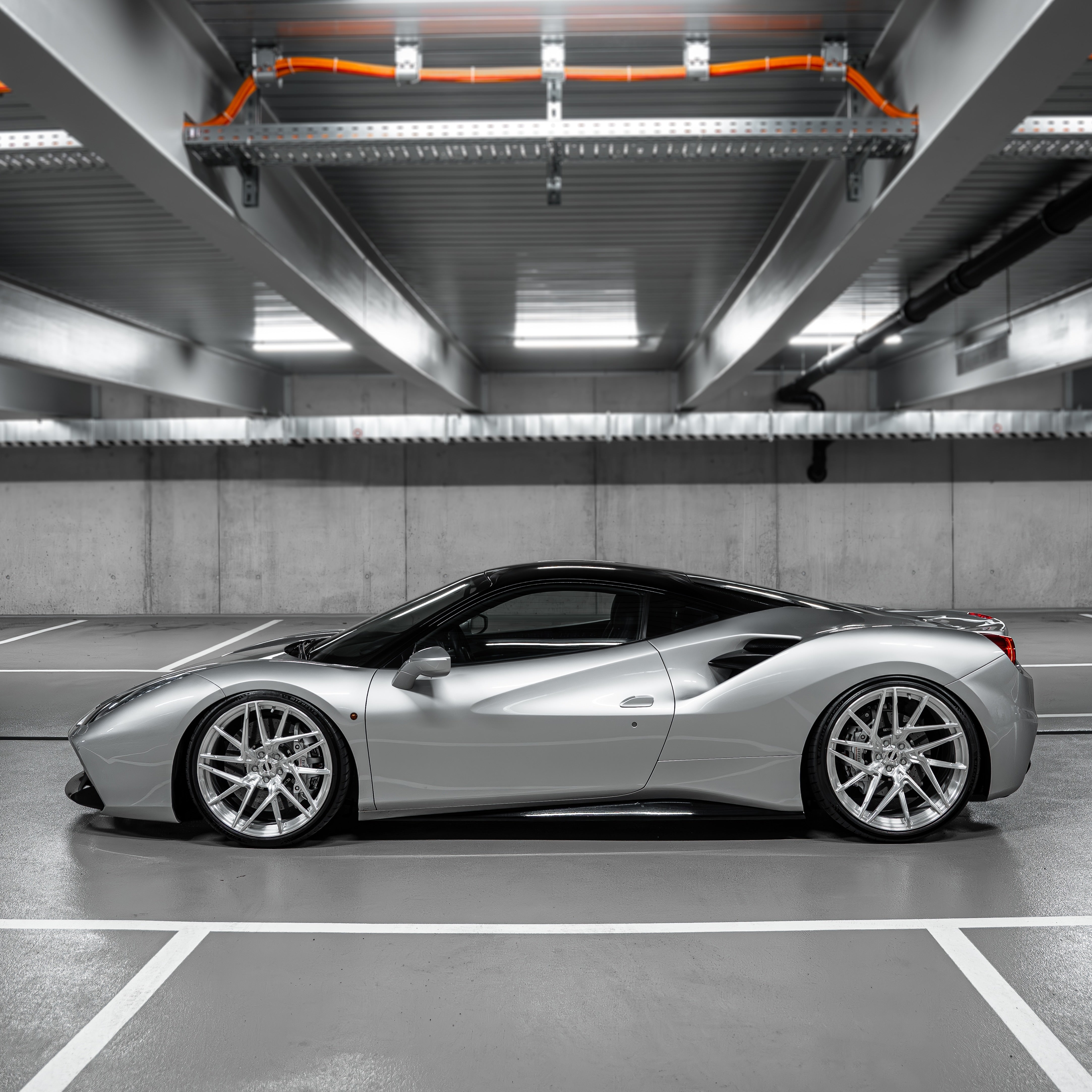 Side profile of Ferrari 488 GTB showing the double-staggerd 21/22 inch setup with Radi8 R803 rims. | 488 GTB Alufelgen