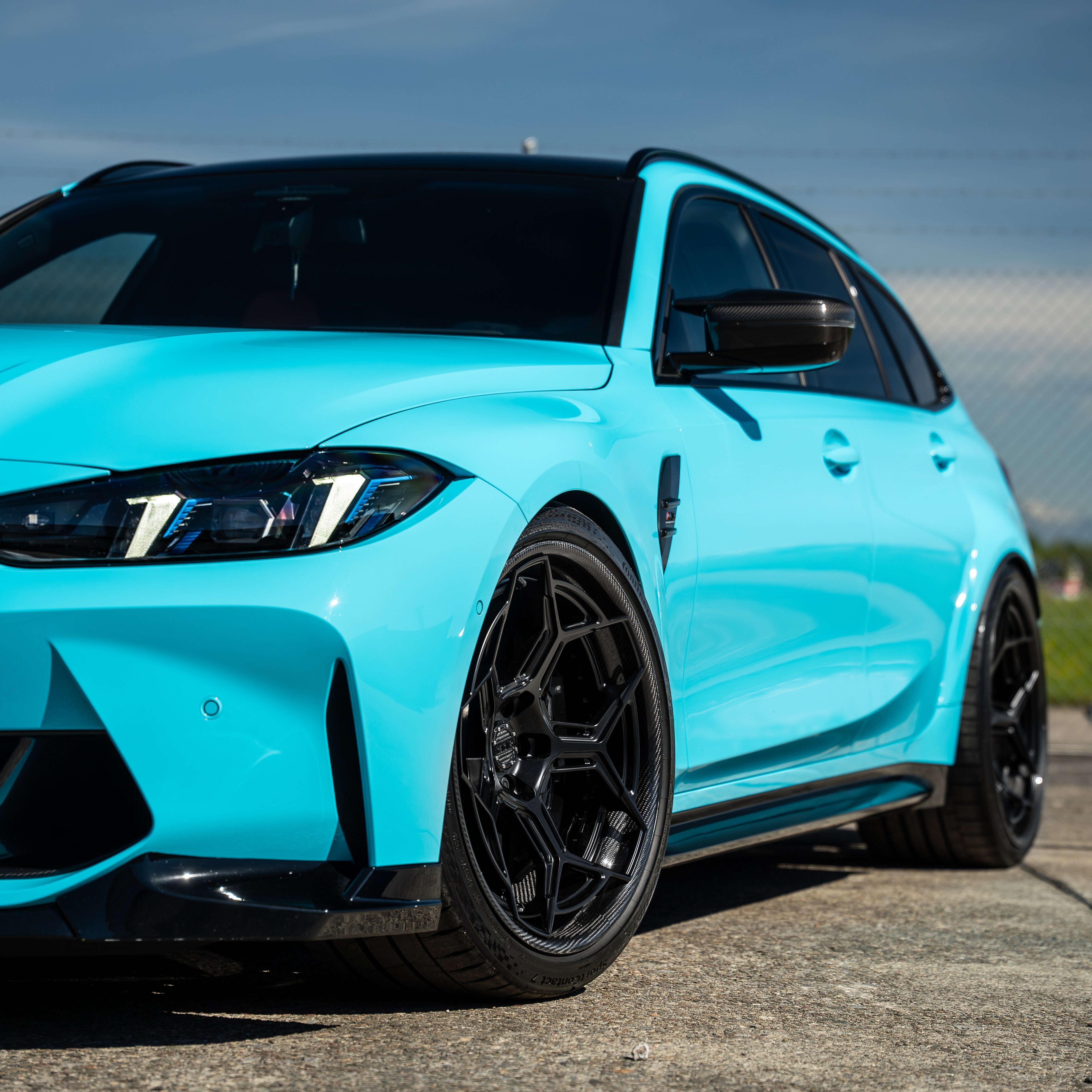 Side profile of BMW  M3 Touring showing the double-staggerd 20/21 inch setup with Radi8 R804 rims. | M3 Touring Alufelgen