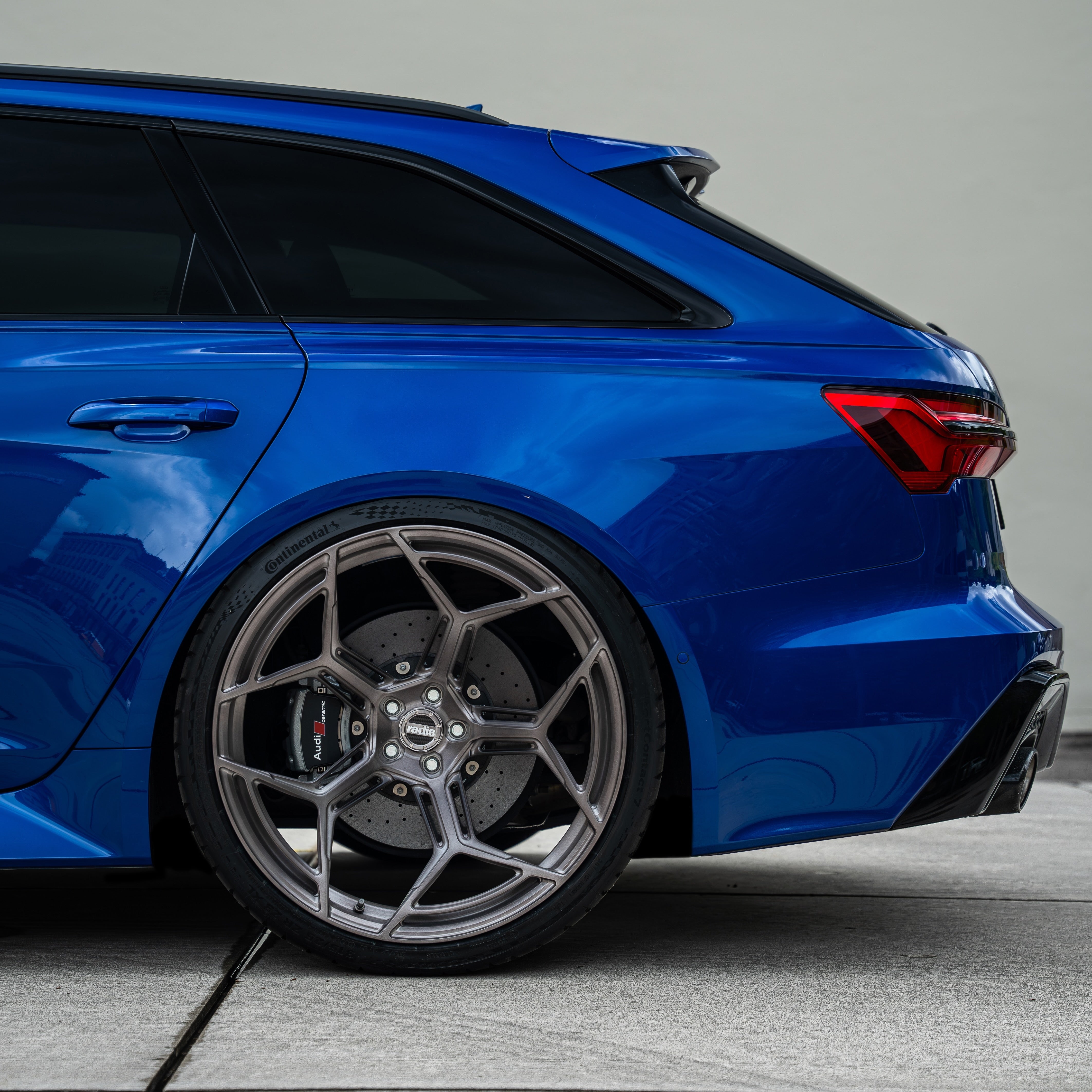Side profile of Audi  RS6 showing the square 23/23 inch setup with Radi8 R804.C rims. | RS6 Alufelgen