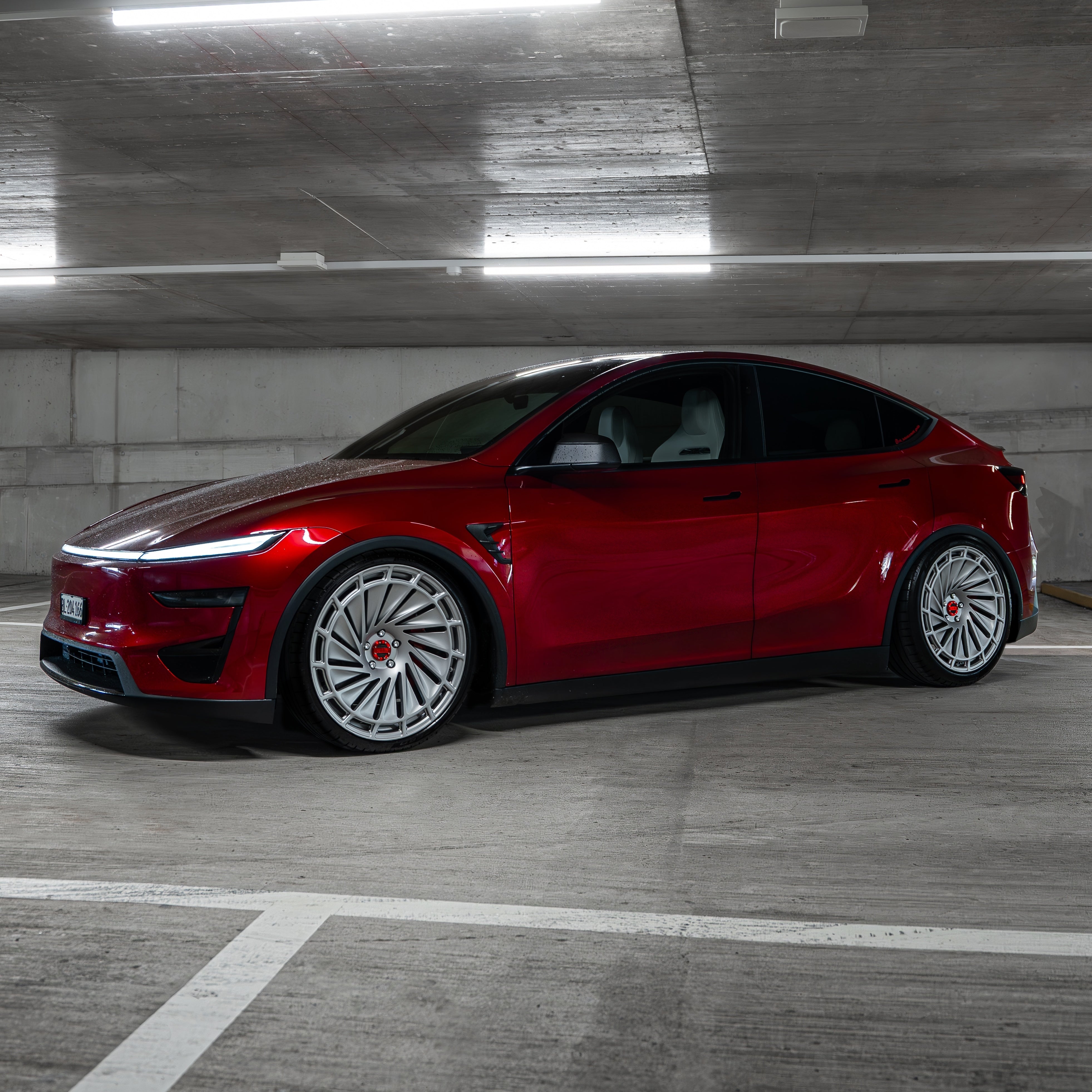 Side profile of Tesla Model Y showing the Staggered 21/21 inch setup with Radi8 R807 rims. | Model Y Alufelgen