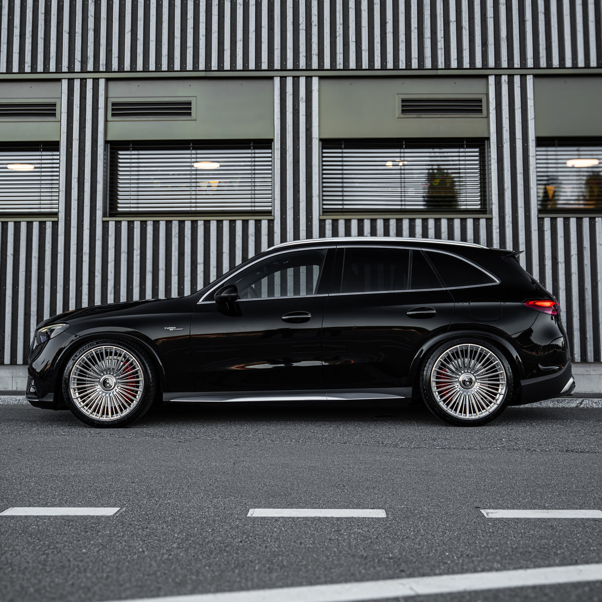 Side profile of Mercedes-benz GLC 63 AMG showing the Staggered 22/22 inch setup with Radi8 R80BM1F rims. | GLC 63 AMG Alufelgen